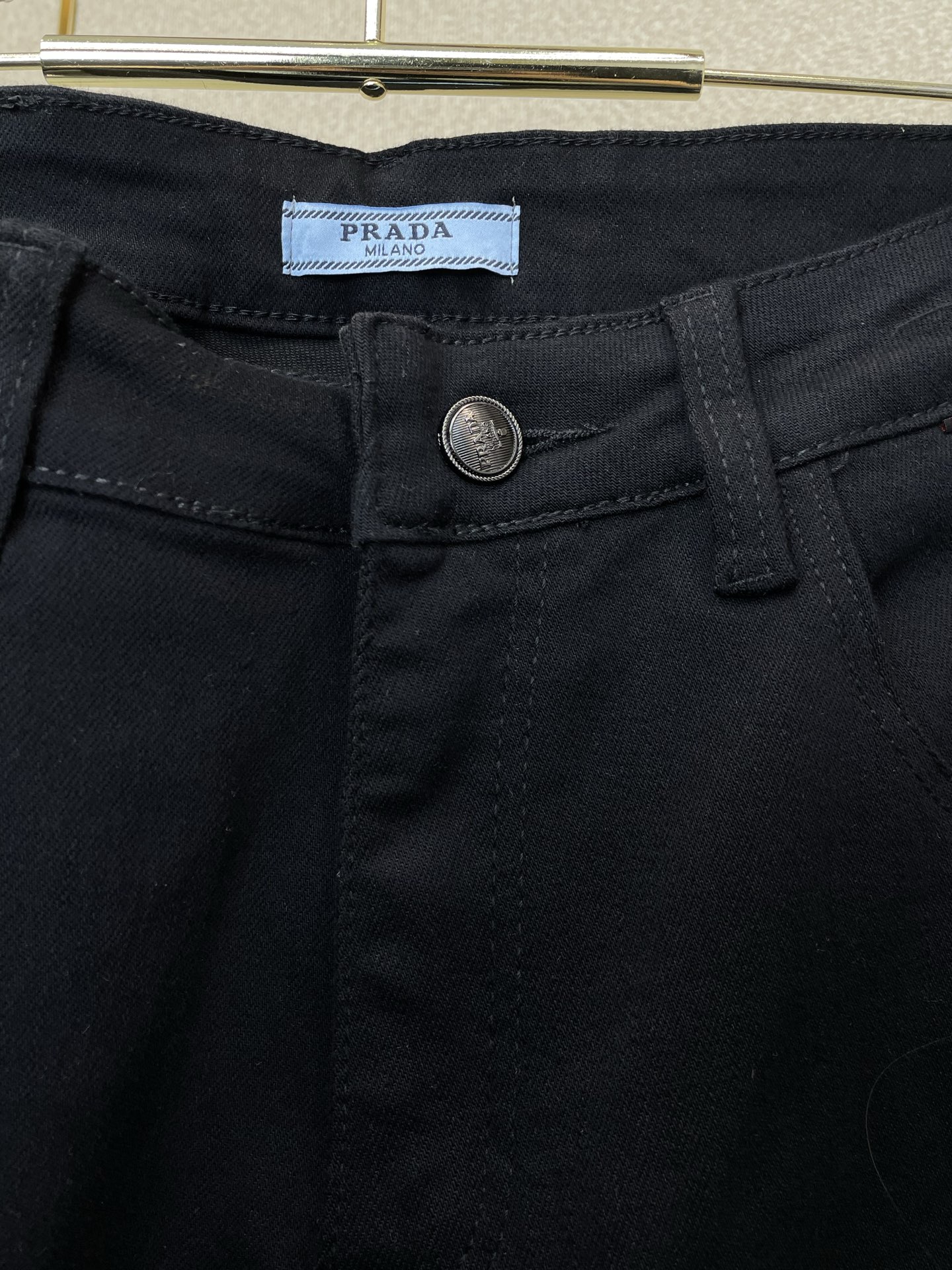 Prada普拉达💥砸锅卖铁都要上的新款新款休闲牛仔裤👖高端版本！专柜定制面料 透气舒适度高，细节无可挑剔，品牌元素设计理