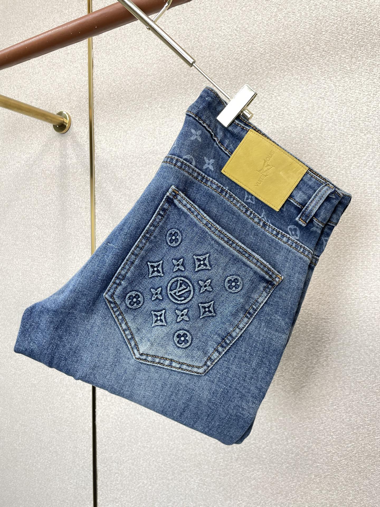 NO:949844,.Louis Vuitton exclusive high-end version of new casual jeans!  Custom-made fabrics at the counter are highly breathable and comfortable, with impeccable details and brand element design concepts, reflecting high quality. It feels delicate and soft!  It presents a casual cut and the upper body shape is awesome!  Code number: 29-38,,louis vuitton,louis vuitton,jeans,19860909.Louis Vuitton路易威登独家专供新款休闲牛仔裤高端版本！专柜定制面料 透气舒适度高,细节无可挑剔,品牌元素设计理念,体现高品质.手感细腻柔软！呈现休闲裁剪,上身版型超赞！码数:29-38,,louis vuitton,louis vuitton,jeans,,Men's clothing