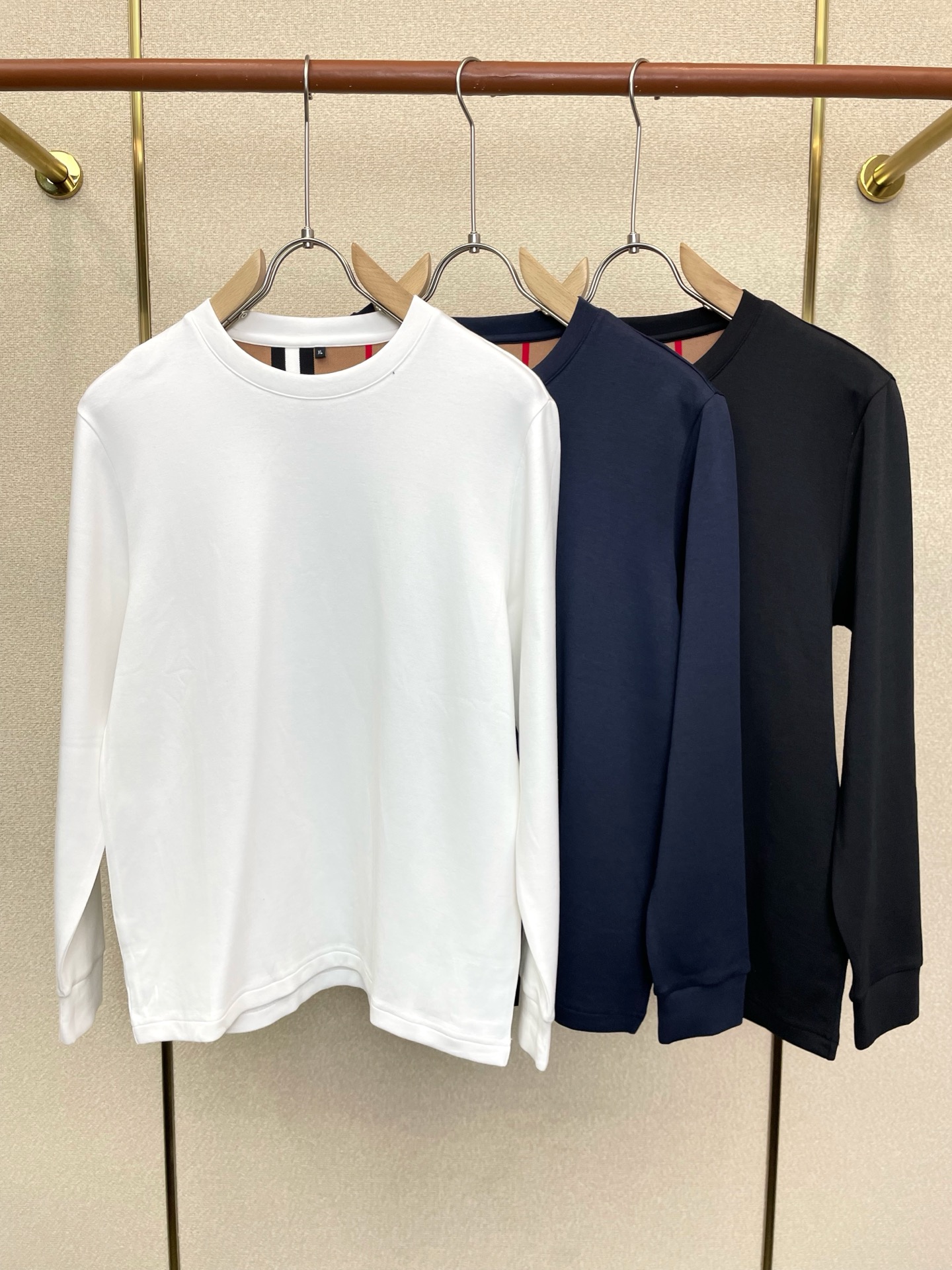 NO:955291,.Burberry's new and popular original men's casual pullover long-sleeve, high-end customization, high-end version, fashionable and versatile, popular imported fabrics, super soft and delicate to the touch, skin-friendly and comfortable to wear, high-end boutique, exquisite upper body made by the factory, very good, men's must-have item, complete with three standards, size M-4XL,, burberry, burberry,19860909.Burberry巴宝莉砸锅卖铁都要上的新款新款原单男士休闲套头长袖 高端定制 高端版本 时尚百搭爆款进口面料 手感超柔软细腻 穿着亲肤舒适 高端精品 代工厂精细做上身非常赞 男士必备单品 三标齐全 码数M-4XL,,burberry,burberry,,Men's clothing