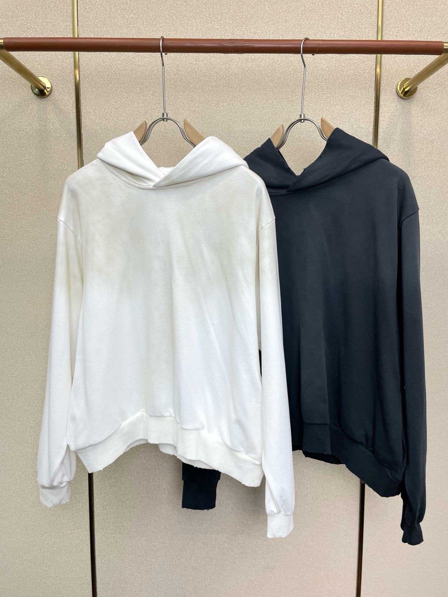 NO:955335,.Acne Studios sells the latest and latest fashionable hooded washed and distressed sweatshirts. It is a coat with a classic design and great appearance. The quality is impeccable and the quality control can be purchased directly. It is a high-end product that cannot be faulted! You can feel its powerful aura through the detailed pictures. It has a remarkable effect of gathering heat and keeping warm, so you don’t have to worry about getting a little chilly! Both fashionable and functional, the whole style looks more luxurious! Sizes S-XL,,acne studios,dior,hoodie,sweatshirts,jackets & coats,hats,19860909.Acne Studios砸锅卖铁都要上的新款最新时尚连帽水洗做旧卫衣 经典设计感与颜值爆棚的外套,品质更是无法挑剔品控可以直接入手,不容过错的高端臻品！通过细节图片便可感受到它强悍的气场,聚温保暖效果显著,完全不用担心会有一点寒意！时尚与功能性兼备,整款显得更加的奢华大气！ 尺码S-XL,,acne studios,dior,hoodie,sweatshirts,jackets & coats,hats,,Men's clothing