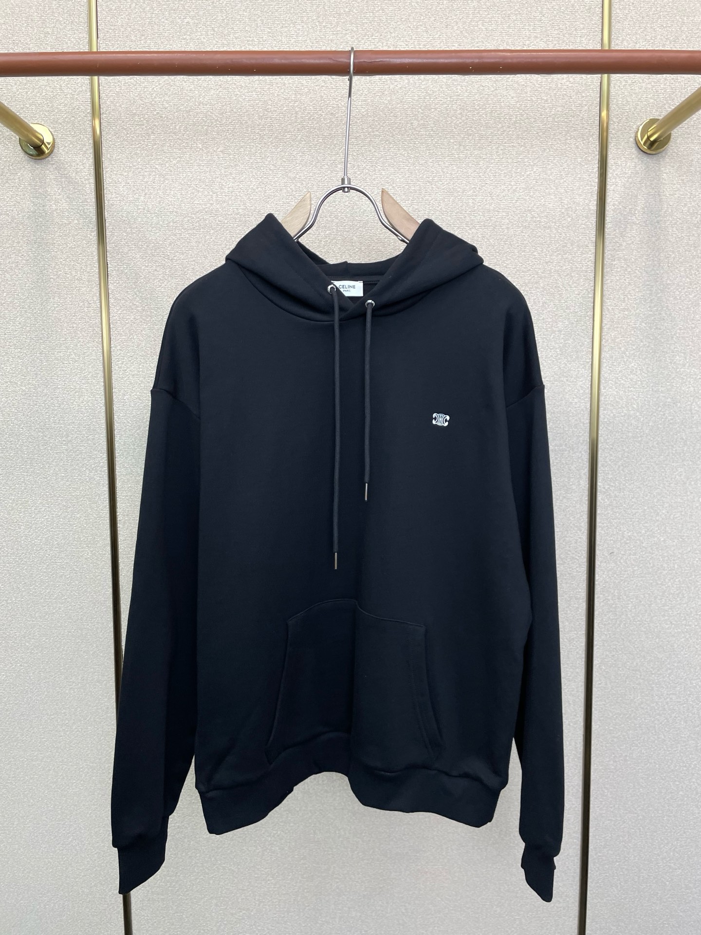 NO:955330,.CELINE Celine’s new and popular men’s casual embroidered logo sweatshirt, high-end customization, high-end version, fashionable and versatile imported fabrics, super soft and delicate to the touch, skin-friendly and comfortable to wear, high-end boutique, exquisite upper body made by the factory, very good, a must-have item for men, complete with three standards, size S-XL,,celine,celine,hoodie,sweatshirts,19860909.CELINE赛琳砸锅卖铁都要上的新款新款原单男士休闲刺绣标识卫衣 高端定制 高端版本 时尚百搭爆款进口面料 手感超柔软细腻 穿着亲肤舒适 高端精品 代工厂精细做上身非常赞 男士必备单品 三标齐全 码数S-XL,,celine,celine,hoodie,sweatshirts,,Men's clothing