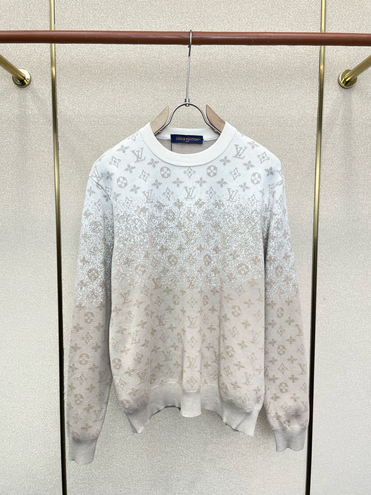 NO:955317,.Louis Vuitton’s new and latest fashionable sweaters are the most sought-after products. Jackets with classic designs and great looks. The quality is impeccable and quality control allows you to buy it directly. It’s a high-end product that you can’t go wrong with! You can feel its powerful aura through the detailed pictures. It has a remarkable effect of gathering heat and keeping warm, so you don’t have to worry about getting a little chilly! Both fashionable and functional, the whole style looks more luxurious! Sizes S-XL,,louis vuitton,louis vuitton,jackets & coats,sweaters,19860909.Louis Vuitton路易威登砸锅卖铁都要上的新款最新时尚毛衣 经典设计与颜值爆棚的外套 品质更是无法挑剔品控可以直接入手,不容过错的高端臻品！通过细节图片便可感受到它强悍的气场,聚温保暖效果显著,完全不用担心会有一点寒意！时尚与功能性兼备,整款显得更加的奢华大气！ 尺码S-XL,,louis vuitton,louis vuitton,jackets & coats,sweaters,,Men's clothing