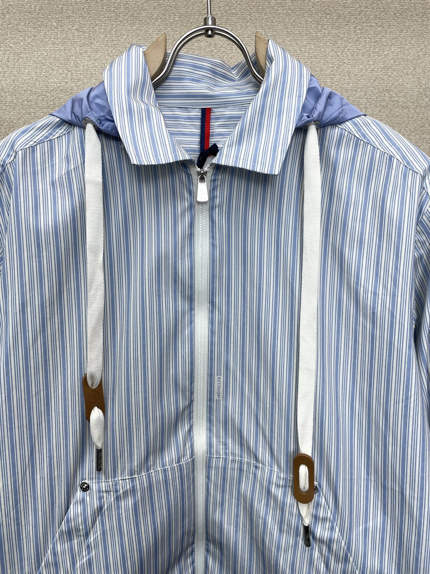 Moncler蒙口💥砸锅卖铁都要上的新款最新时尚夹克 条纹衬衫式连帽夹克 经典设计感与颜值爆棚的外套,品质更是无法挑剔品 Moncler蒙口💥砸锅卖铁都要上的新款最新时尚夹克 条纹衬衫式连帽夹克 经典设计感与颜值爆棚的外套,品质更是无法挑剔品