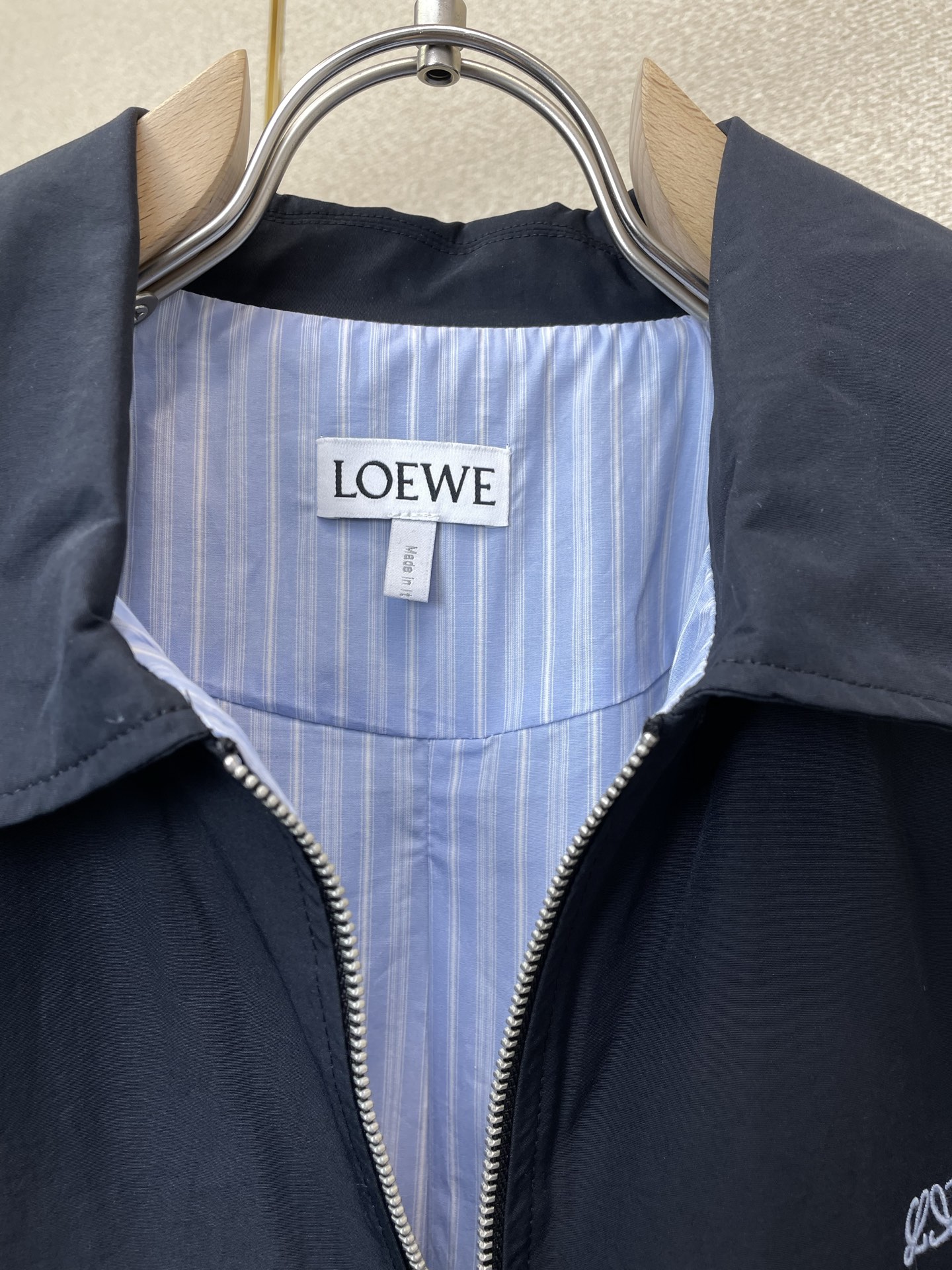 LOEWE罗意威💥砸锅卖铁都要上的新款最新时尚夹克 刺绣棉花质拉链夹克 经典设计感与颜值爆棚的外套，品质更是无法挑剔品控