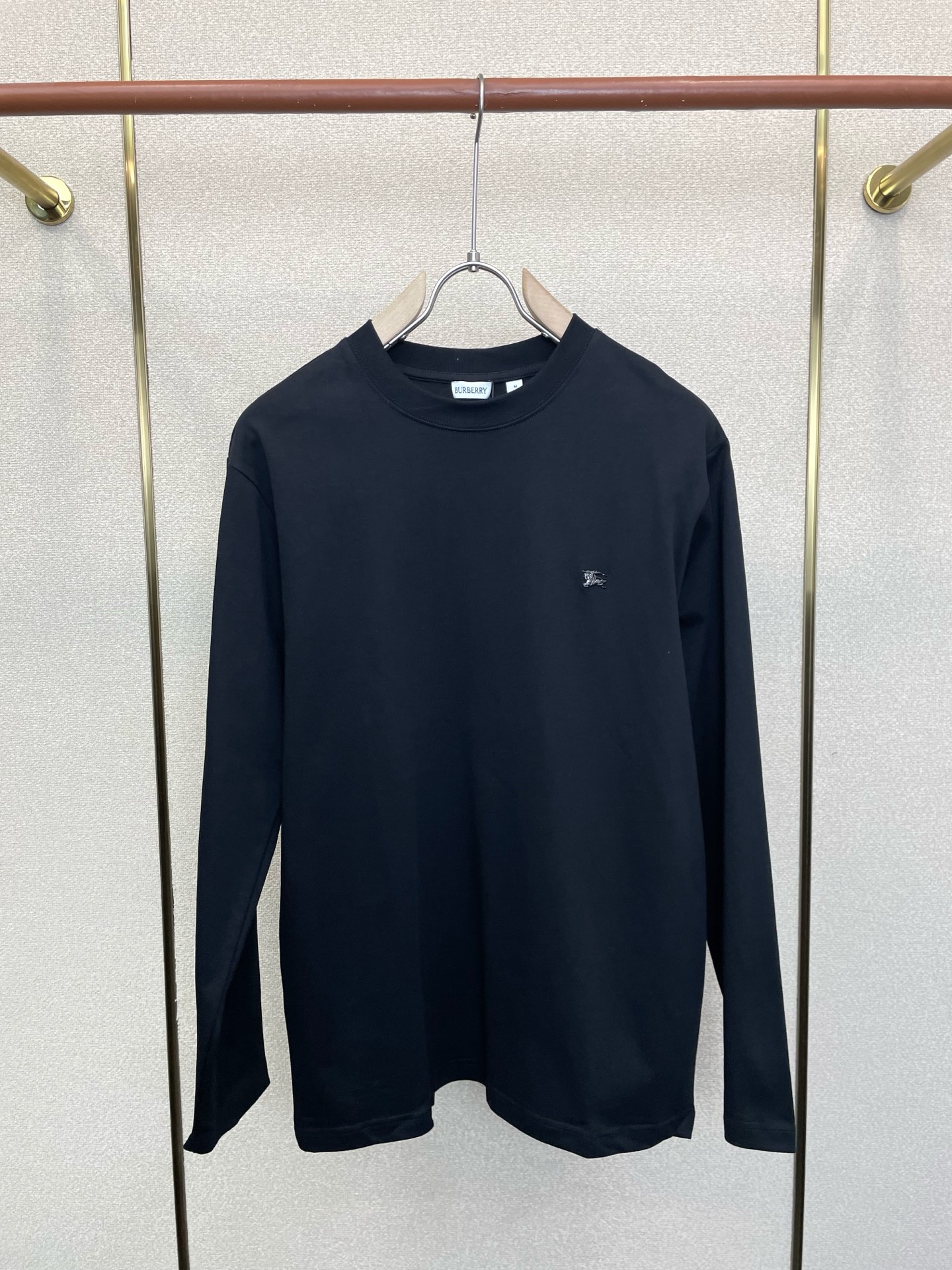 NO:955306,.Burberry's latest fashionable long-sleeved jacket is a must-have. It has a classic design and great looks. The quality is impeccable and you can buy it directly due to quality control. It is a high-end product that cannot be faulted! You can feel its powerful aura through the detailed pictures. It has a remarkable effect of gathering heat and keeping warm, so you don’t have to worry about getting a little chilly! Both fashionable and functional, the whole style looks more luxurious! Sizes S-XL,,burberry,burberry,jackets & coats,19860909.Burberry巴宝莉砸锅卖铁都要上的新款最新时尚长袖 经典设计感与颜值爆棚的外套,品质更是无法挑剔品控可以直接入手,不容过错的高端臻品！通过细节图片便可感受到它强悍的气场,聚温保暖效果显著,完全不用担心会有一点寒意！时尚与功能性兼备,整款显得更加的奢华大气！ 尺码S-XL,,burberry,burberry,jackets & coats,,Men's clothing
