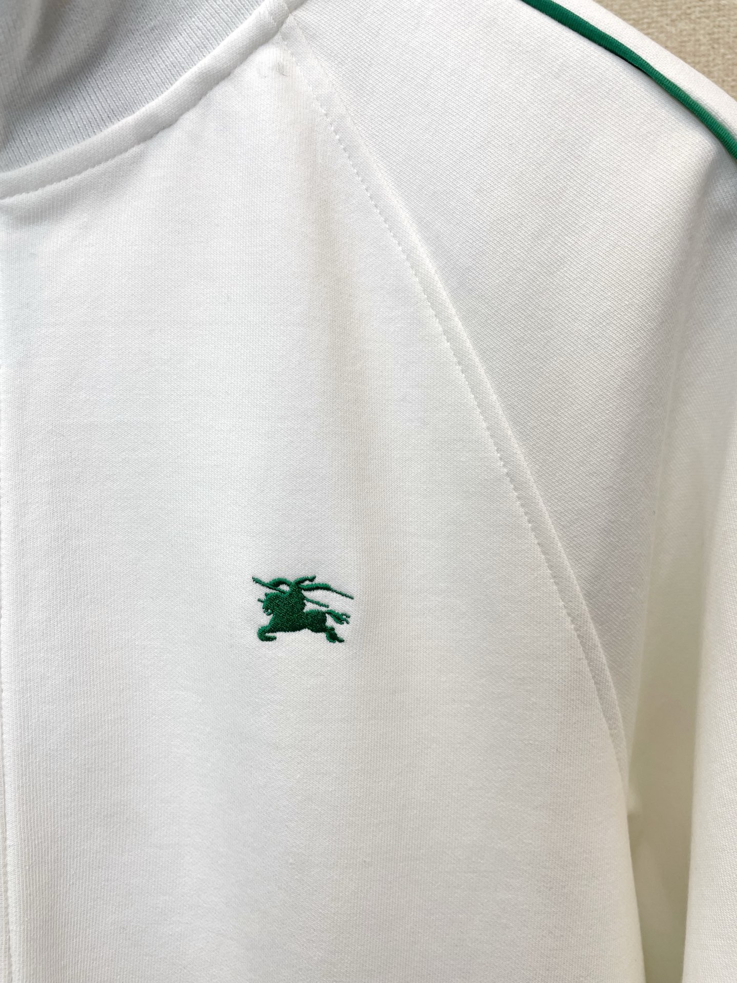 Burberry巴宝莉💥砸锅卖铁都要上的新款最新时尚刺绣立领外套 经典设计感与颜值爆棚的外套，品质更是无法挑剔品控可以直