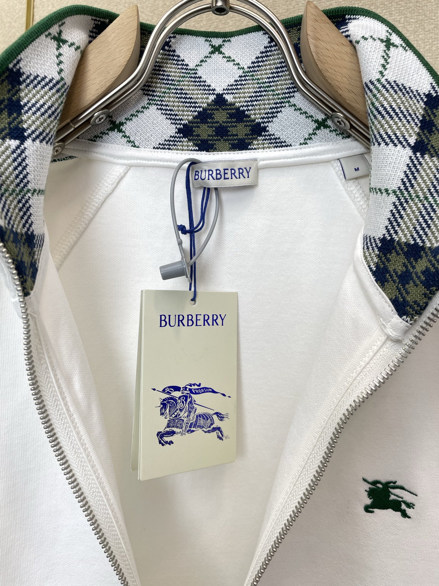 Burberry巴宝莉💥砸锅卖铁都要上的新款最新时尚刺绣立领外套 经典设计感与颜值爆棚的外套，品质更是无法挑剔品控可以直