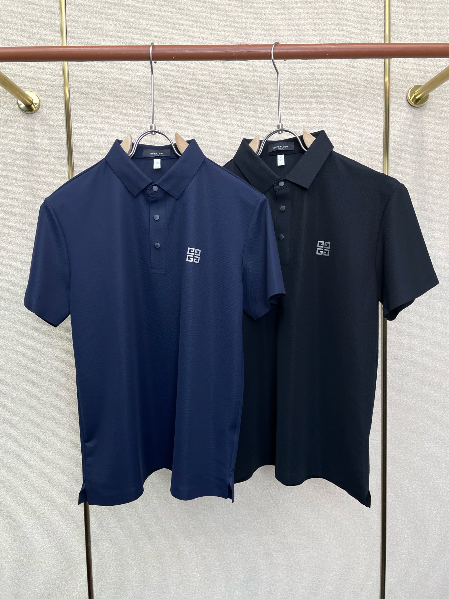 NO:949070,.Givenchy exclusively supplies new original men's casual short-sleeves, high-end customization, high-end version, fashionable and versatile imported fabrics, super soft and delicate to the touch, skin-friendly and comfortable to wear, high-end boutique, the upper body is exquisitely made by the factory, a must-have item for men, complete with three standards, size M-4XL,,givenchy,givenchy,T-shirt,19860909.Givenchy纪梵希独家专供新款原单男士休闲短袖 高端定制 高端版本 时尚百搭爆款进口面料 手感超柔软细腻 穿着亲肤舒适 高端精品 代工厂精细做上身非常赞 男士必备单品 三标齐全 码数M-4XL,,givenchy,givenchy,T-shirt,,Men's clothing