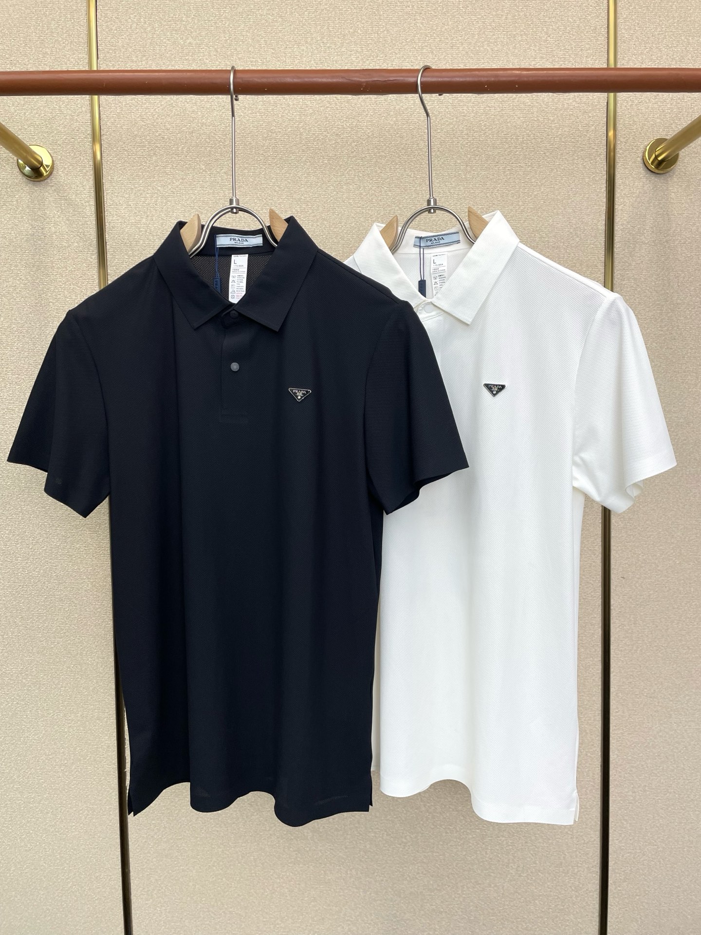 NO:949796,.Prada exclusively supplies new original men's casual short-sleeves. High-end customization. High-end version. Fashionable and versatile imported fabrics. Super soft and delicate feel. Skin-friendly and comfortable to wear. High-end boutique. The upper body is exquisitely made by the factory. A must-have item for men. Three complete standards. Size M-4XL, prada, prada, T-shirt,19860909.Prada普拉达独家专供新款原单男士休闲短袖 高端定制 高端版本 时尚百搭爆款进口面料 手感超柔软细腻 穿着亲肤舒适 高端精品 代工厂精细做上身非常赞 男士必备单品 三标齐全 码数M-4XL,,prada,prada,T-shirt,,Men's clothing