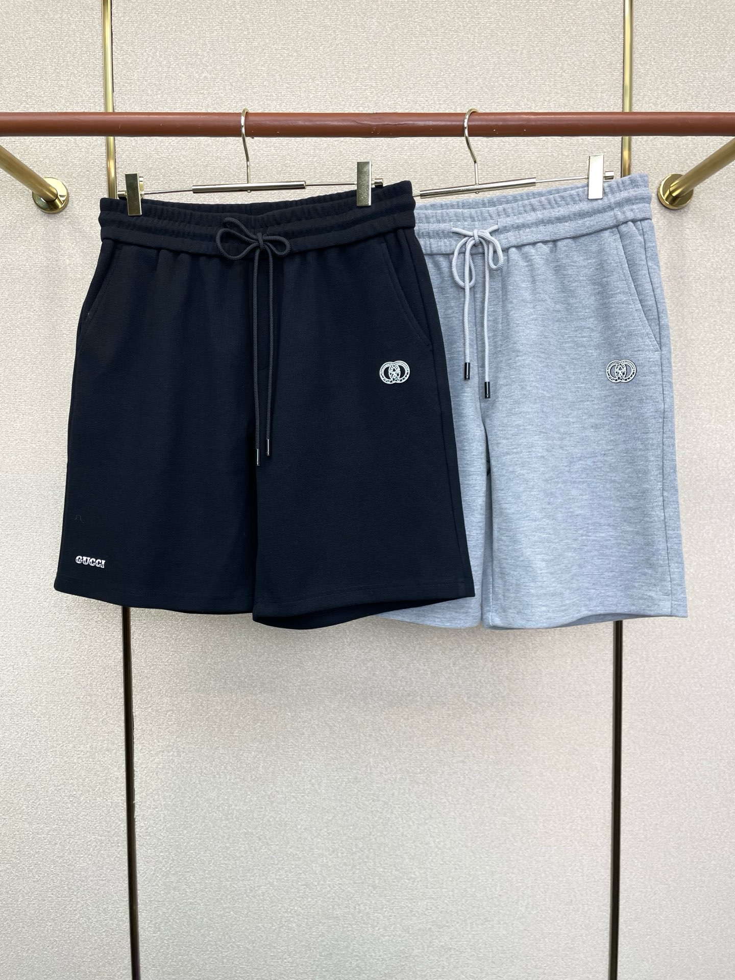 NO:954264,.Gucci Gucci's new and popular high-end customized men's casual shorts. High-end version. Fashionable and versatile imported fabrics. Super soft and delicate to the touch. Skin-friendly and comfortable to wear. High-end boutique. The upper body is exquisitely made by the factory. A must-have item for men. Complete with three standards. Size M-4XL,,gucci,gucci,shorts,19860909.Gucci古驰砸锅卖铁都要上的新款新款原单男士休闲短裤高端定制 高端版本 时尚百搭爆款进口面料 手感超柔软细腻 穿着亲肤舒适 高端精品 代工厂精细做上身非常赞 男士必备单品 三标齐全 码数M-4XL,,gucci,gucci,shorts,,Men's clothing