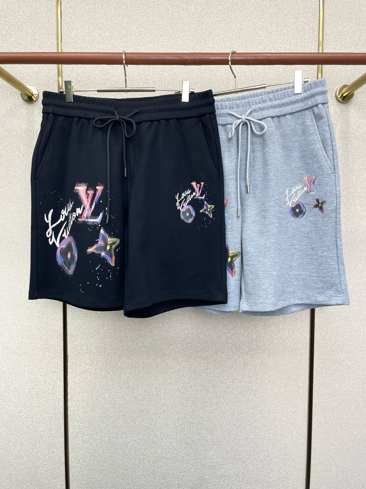 NO:949855,.Louis Vuitton Louis Vuitton exclusively provides high-end customized new original men's casual shorts. High-end version. Fashionable and versatile imported fabrics. Super soft and delicate feel. Skin-friendly and comfortable to wear. High-end boutique. The upper body is finely made by the factory. It is a must-have item for men. Three standards are complete. Size M-4XL,,louis vuitton,louis vuitton,shorts,19860909.Louis Vuitton路易威登独家专供新款原单男士休闲短裤高端定制 高端版本 时尚百搭爆款进口面料 手感超柔软细腻 穿着亲肤舒适 高端精品 代工厂精细做上身非常赞 男士必备单品 三标齐全 码数M-4XL,,louis vuitton,louis vuitton,shorts,,Men's clothing