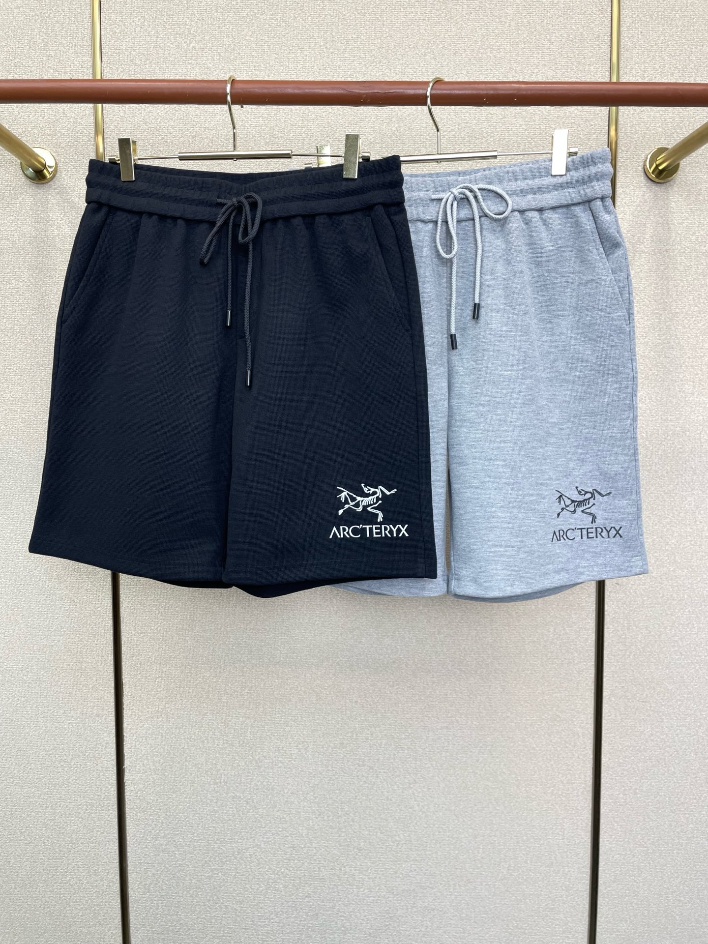 NO:949059,.Arc’teryx exclusively provides high-end customization of new original men’s casual shorts. High-end version. Fashionable and versatile imported fabrics. Super soft and delicate feel. Skin-friendly and comfortable to wear. High-end boutique. The upper body is exquisitely made by the factory. A must-have item for men. Three complete standards. Size M-4XL, arc’teryx, shorts,19860909.Arc’teryx始祖鸟独家专供新款原单男士休闲短裤高端定制 高端版本 时尚百搭爆款进口面料 手感超柔软细腻 穿着亲肤舒适 高端精品 代工厂精细做上身非常赞 男士必备单品 三标齐全 码数M-4XL,arc'teryx,shorts,,Men's clothing