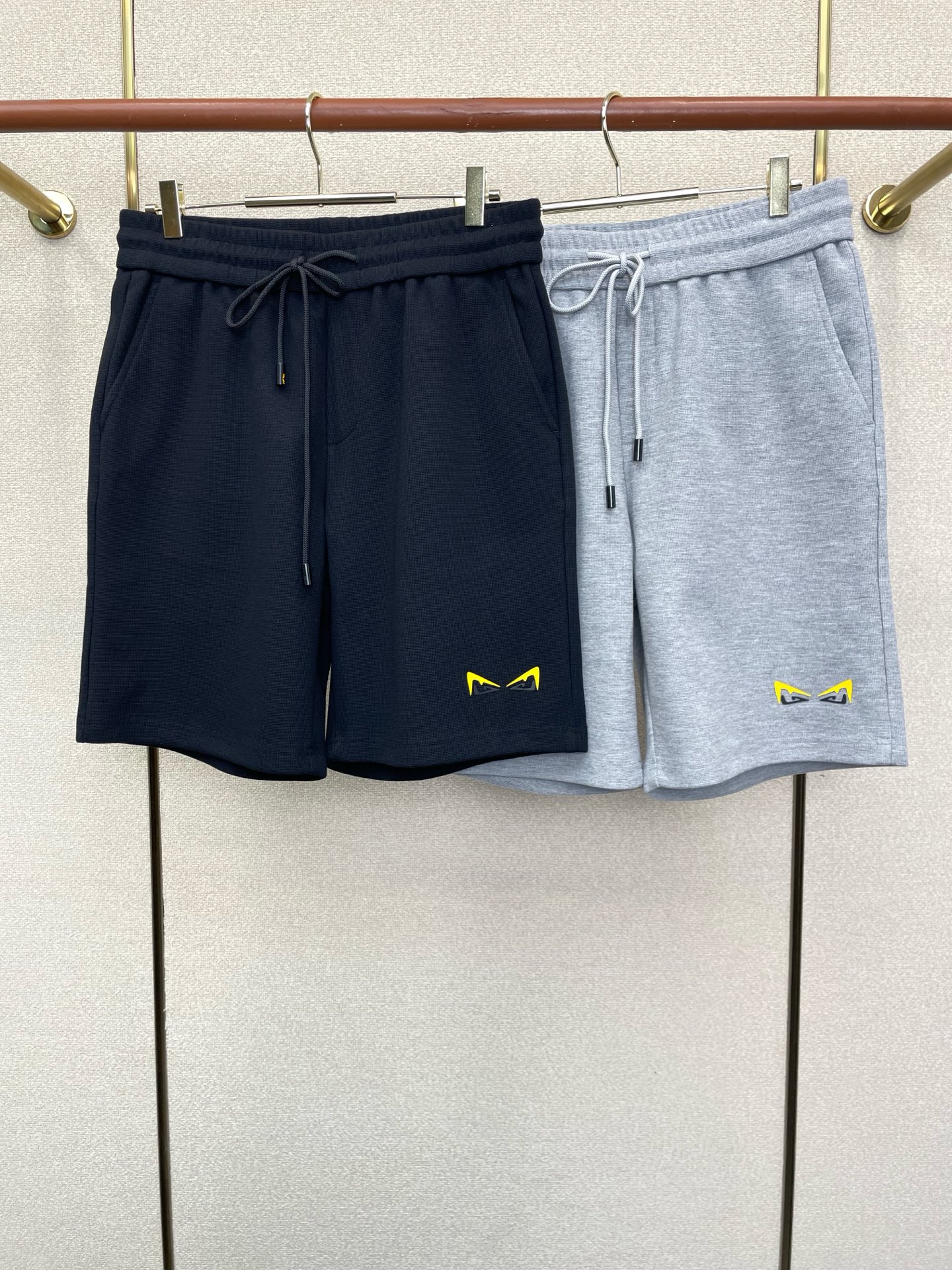 NO:955271,.FENDI Fendi's new and popular high-end customized men's casual shorts. High-end version. Fashionable and versatile imported fabrics. Super soft and delicate to the touch. Skin-friendly and comfortable to wear. High-end boutique. The upper body is exquisitely made by the factory. A must-have item for men. Three complete standards. Size M-4XL,,fendi,fendi,shorts,19860909.FENDI芬迪砸锅卖铁都要上的新款新款原单男士休闲短裤高端定制 高端版本 时尚百搭爆款进口面料 手感超柔软细腻 穿着亲肤舒适 高端精品 代工厂精细做上身非常赞 男士必备单品 三标齐全 码数M-4XL,,fendi,fendi,shorts,,Men's clothing