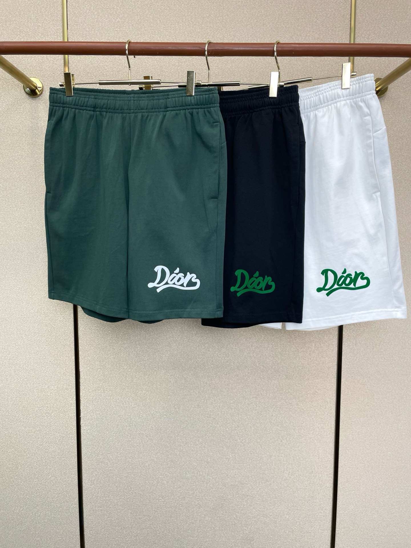 NO:954314,.Dior Dior’s new and popular high-end custom-made original men’s casual shorts. High-end version. Fashionable and versatile imported fabrics. Super soft and delicate feel. Skin-friendly and comfortable to wear. High-end boutique. The upper body is exquisitely made by the factory. A must-have item for men. Three complete standards. Size S-2XL,, dior, dior, shorts,19860909.Dior迪奥砸锅卖铁都要上的新款新款原单男士休闲短裤高端定制 高端版本 时尚百搭爆款进口面料 手感超柔软细腻 穿着亲肤舒适 高端精品 代工厂精细做上身非常赞 男士必备单品 三标齐全 码数S-2XL,,dior,dior,shorts,,Men's clothing