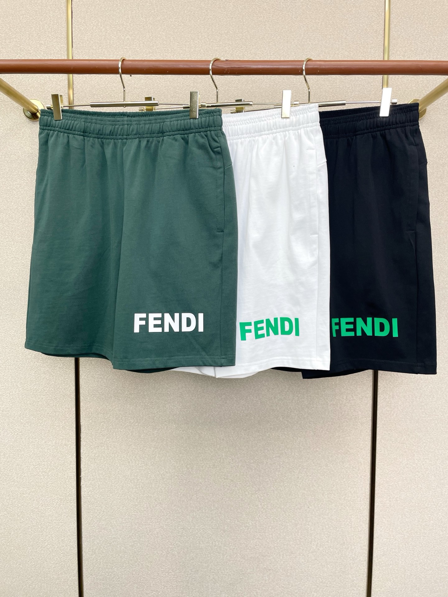 NO:955232,.FENDI Fendi sells the latest high-end custom-made original men's casual shorts. High-end version. Fashionable and versatile imported fabrics. Super soft and delicate feel. Skin-friendly and comfortable to wear. High-end boutique. The upper body is exquisitely made by the factory. A must-have item for men. Complete with three standards. Size S-2XL,,fendi,fendi,shorts,19860909.FENDI芬迪砸锅卖铁都要上的新款新款原单男士休闲短裤高端定制 高端版本 时尚百搭爆款进口面料 手感超柔软细腻 穿着亲肤舒适 高端精品 代工厂精细做上身非常赞 男士必备单品 三标齐全 码数S-2XL,,fendi,fendi,shorts,,Men's clothing