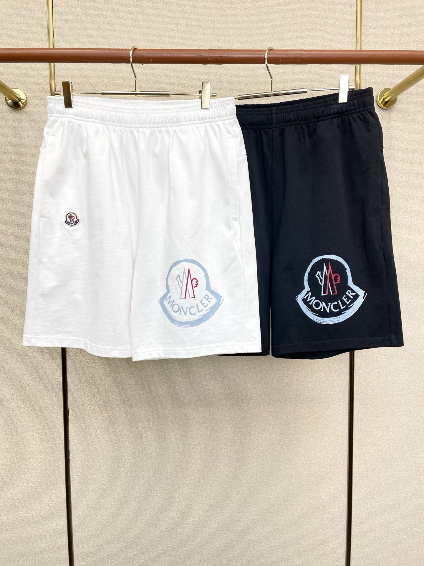 NO:954292,.Moncler's new and original men's casual shorts are high-end custom-made. High-end version. Fashionable and versatile imported fabrics. Super soft and delicate feel. Skin-friendly and comfortable to wear. High-end boutique. The upper body is exquisitely made by the factory. A must-have item for men. Three complete standards. Size S-2XL, Moncler, shorts,19860909.Moncler蒙口砸锅卖铁都要上的新款新款原单男士休闲短裤高端定制 高端版本 时尚百搭爆款进口面料 手感超柔软细腻 穿着亲肤舒适 高端精品 代工厂精细做上身非常赞 男士必备单品 三标齐全 码数S-2XL,,Moncler,shorts,,Men's clothing