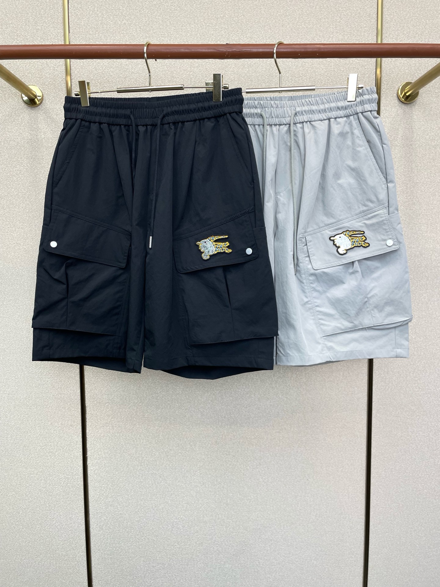 NO:954272,.Burberry's new and popular men's casual shorts are high-end customized. High-end version. Fashionable and versatile imported fabrics. Super soft and delicate feel. Skin-friendly and comfortable to wear. High-end boutique. The upper body is finely made by the factory. It's a must-have item for men. Complete with three standards. Size 29-38,,burberry,burberry,shorts,19860909.Burberry巴宝莉砸锅卖铁都要上的新款新款原单男士休闲短裤高端定制 高端版本 时尚百搭爆款进口面料 手感超柔软细腻 穿着亲肤舒适 高端精品 代工厂精细做上身非常赞 男士必备单品 三标齐全 码数29-38,,burberry,burberry,shorts,,Men's clothing