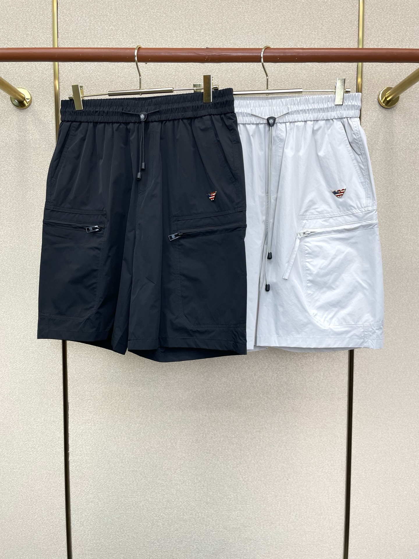 NO:955262,.Armani is a must-have new model of original men's casual shorts, high-end customization, high-end version, fashionable and versatile, popular imported fabrics, super soft and delicate to the touch, skin-friendly and comfortable to wear, high-end boutique, the upper body is exquisitely made by the OEM, a must-have item for men, complete with three standards, yardage 29-38,,armani,armani,shorts,19860909.Armani阿玛尼砸锅卖铁都要上的新款新款原单男士休闲短裤高端定制 高端版本 时尚百搭爆款进口面料 手感超柔软细腻 穿着亲肤舒适 高端精品 代工厂精细做上身非常赞 男士必备单品 三标齐全 码数29-38,,armani,armani,shorts,,Men's clothing