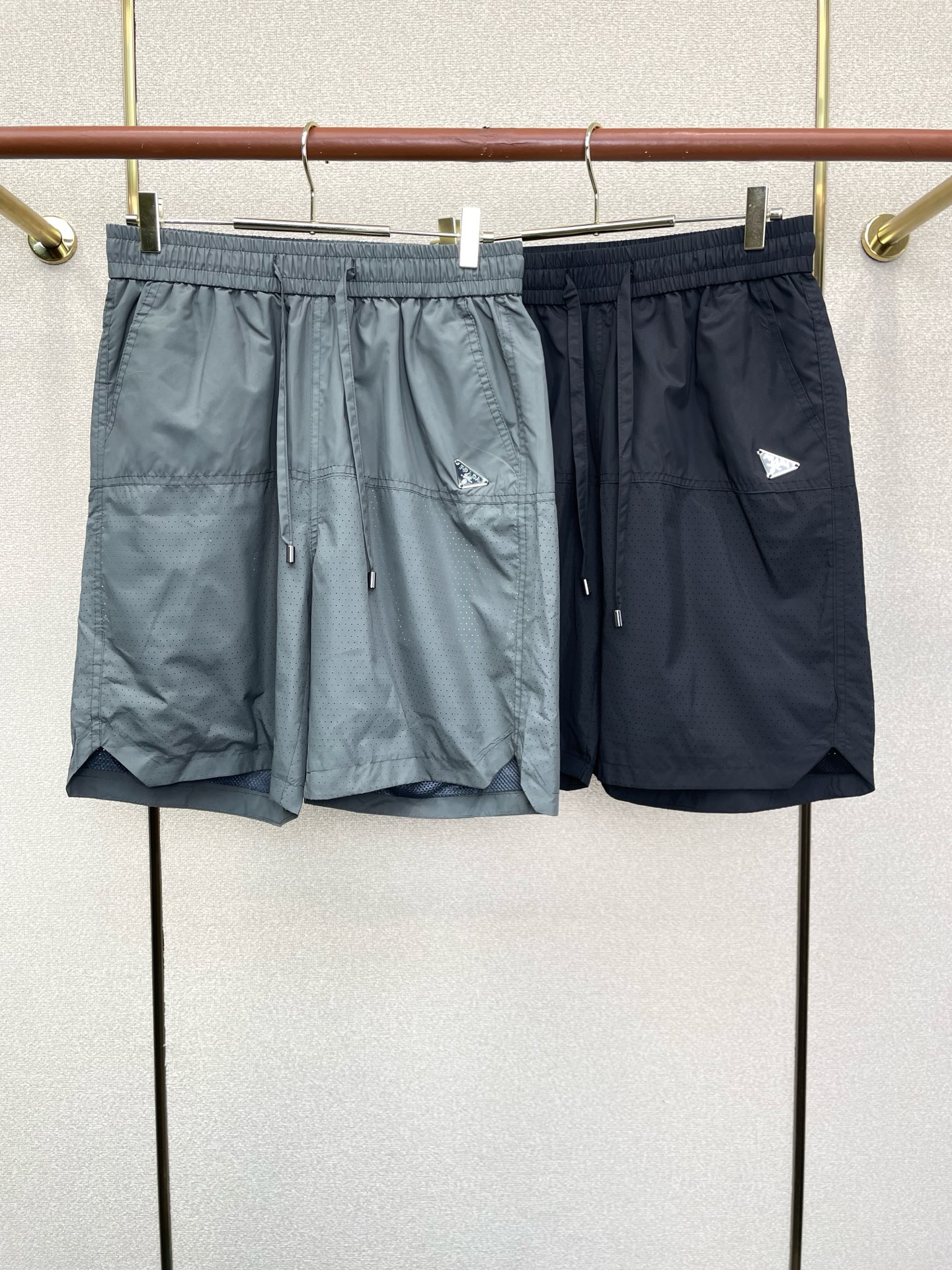 NO:954303,.Prada's new and popular men's casual shorts are high-end customization. High-end version. Fashionable and versatile imported fabrics. Super soft and delicate feel. Skin-friendly and comfortable to wear. High-end boutique. The upper body made by the factory is very good. A must-have item for men. Three complete standards. Size 29-38, prada, prada, shorts,19860909.Prada普拉达砸锅卖铁都要上的新款新款原单男士休闲短裤高端定制 高端版本 时尚百搭爆款进口面料 手感超柔软细腻 穿着亲肤舒适 高端精品 代工厂精细做上身非常赞 男士必备单品 三标齐全 码数29-38,,prada,prada,shorts,,Men's clothing