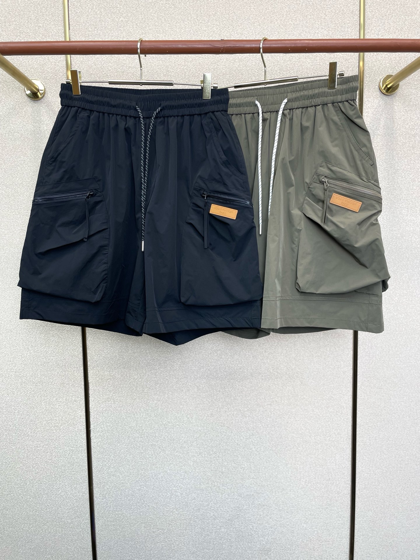NO:955279,.Louis Vuitton's new and popular men's casual shorts are high-end customization. High-end version. Fashionable and versatile imported fabrics. Super soft and delicate feel. Skin-friendly and comfortable to wear. High-end boutique. The upper body is finely made by the factory. It is a must-have item for men. All three standards are complete. Size 29-38,,louis vuitton,louis vuitton,shorts,19860909.Louis Vuitton路易威登砸锅卖铁都要上的新款新款原单男士休闲短裤高端定制 高端版本 时尚百搭爆款进口面料 手感超柔软细腻 穿着亲肤舒适 高端精品 代工厂精细做上身非常赞 男士必备单品 三标齐全 码数29-38,,louis vuitton,louis vuitton,shorts,,Men's clothing