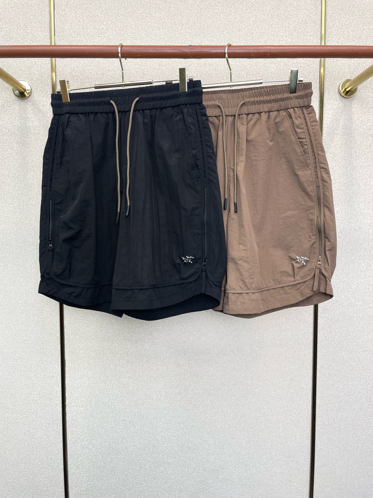 NO:954282,.Arc’teryx’s new and original men’s casual shorts are high-end custom-made. High-end version. Fashionable and versatile imported fabrics. Super soft and delicate feel. Skin-friendly and comfortable to wear. High-end boutique. The upper body is exquisitely made by the factory. A must-have item for men. All three standards are complete. Size 29-38, arc’teryx, shorts,19860909.Arc’teryx始祖鸟砸锅卖铁都要上的新款新款原单男士休闲短裤高端定制 高端版本 时尚百搭爆款进口面料 手感超柔软细腻 穿着亲肤舒适 高端精品 代工厂精细做上身非常赞 男士必备单品 三标齐全 码数29-38,arc'teryx,shorts,,Men's clothing