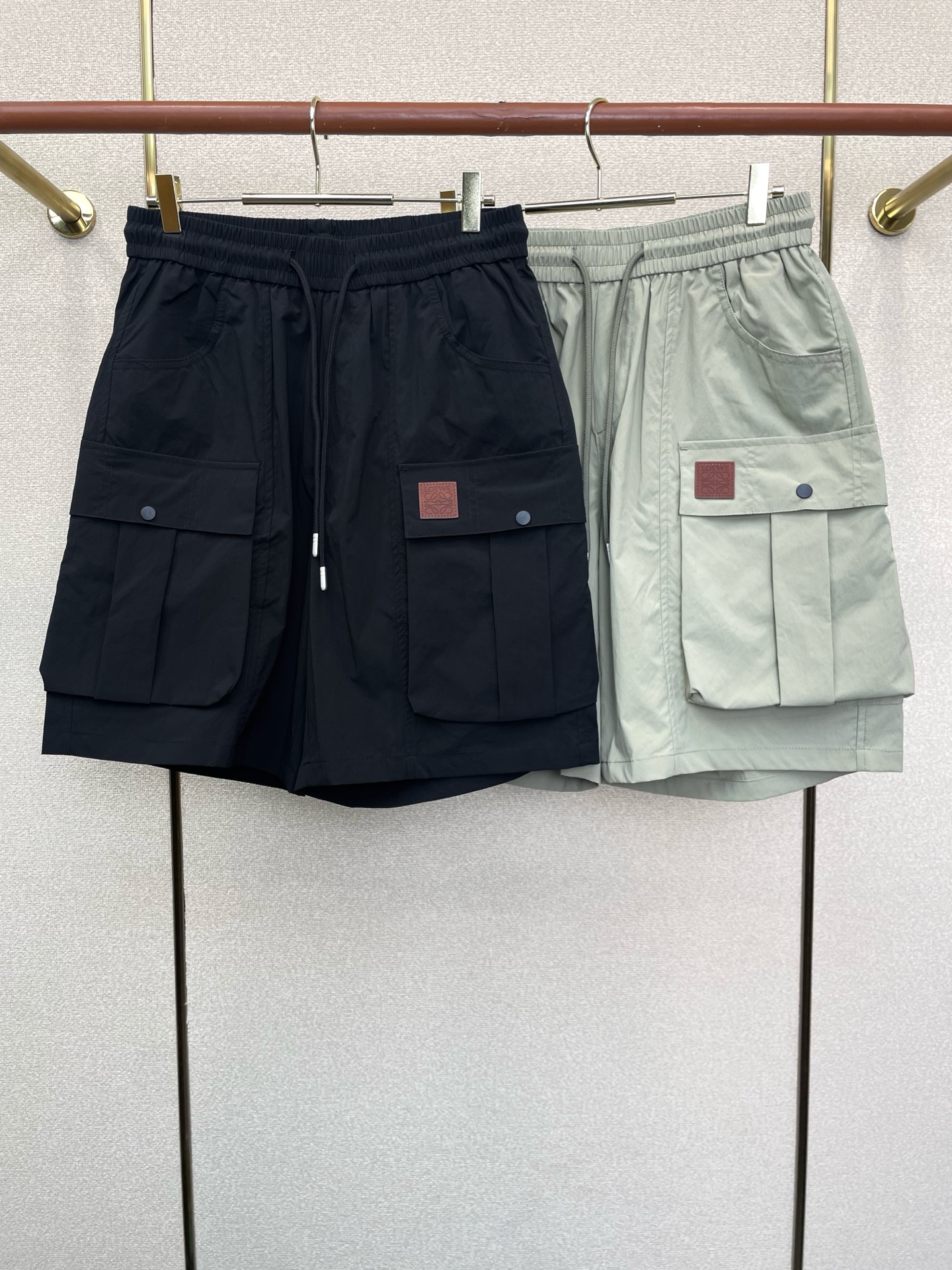 NO:955303,.LOEWE is a must-have new model of original men's casual shorts, high-end customization, high-end version, fashionable and versatile imported fabrics, super soft and delicate to the touch, skin-friendly and comfortable to wear, high-end boutique, the upper body is exquisitely made by the factory, a must-have item for men, complete with three standards, code number 29-38,,loewe,loewe,shorts,19860909.LOEWE罗意威砸锅卖铁都要上的新款新款原单男士休闲短裤高端定制 高端版本 时尚百搭爆款进口面料 手感超柔软细腻 穿着亲肤舒适 高端精品 代工厂精细做上身非常赞 男士必备单品 三标齐全 码数29-38,,loewe,loewe,shorts,,Men's clothing
