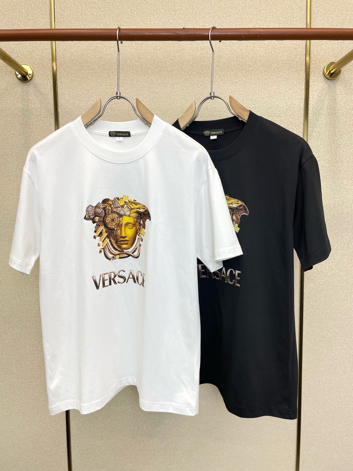 Versace范思哲💥砸锅卖铁都要上的新款新款原单男士休闲短袖 高端定制 高端版本 时尚百搭爆款⚠️⚠️✨✨进口面料 手 Versace范思哲💥砸锅卖铁都要上的新款新款原单男士休闲短袖 高端定制 高端版本 时尚百搭爆款⚠️⚠️✨✨进口面料 手