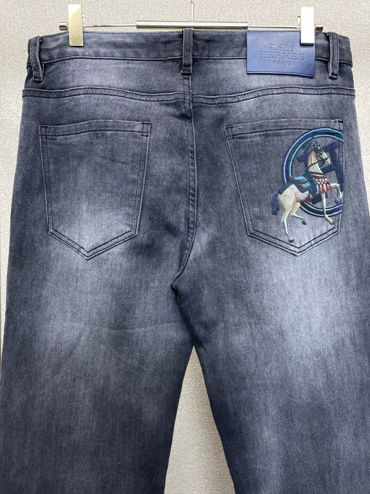 Hermès爱马仕💥砸锅卖铁都要上的新款新款休闲牛仔裤👖高端版本 专柜定制面料 透气舒适度高，细节无可挑剔，品牌元素设计
