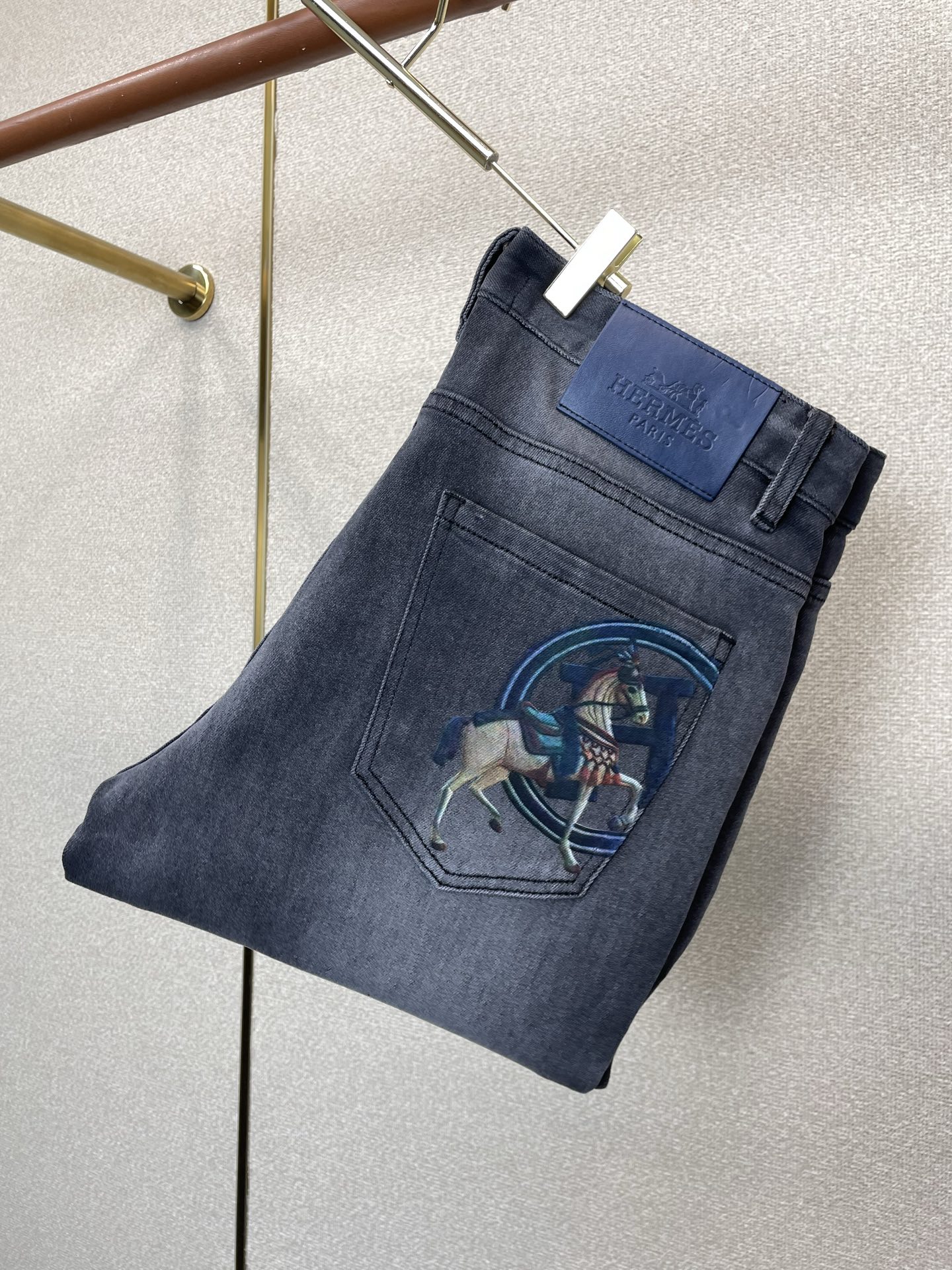 Hermès爱马仕💥砸锅卖铁都要上的新款新款休闲牛仔裤👖高端版本 专柜定制面料 透气舒适度高,细节无可挑剔,品牌元素设计 Hermès爱马仕💥砸锅卖铁都要上的新款新款休闲牛仔裤👖高端版本 专柜定制面料 透气舒适度高,细节无可挑剔,品牌元素设计