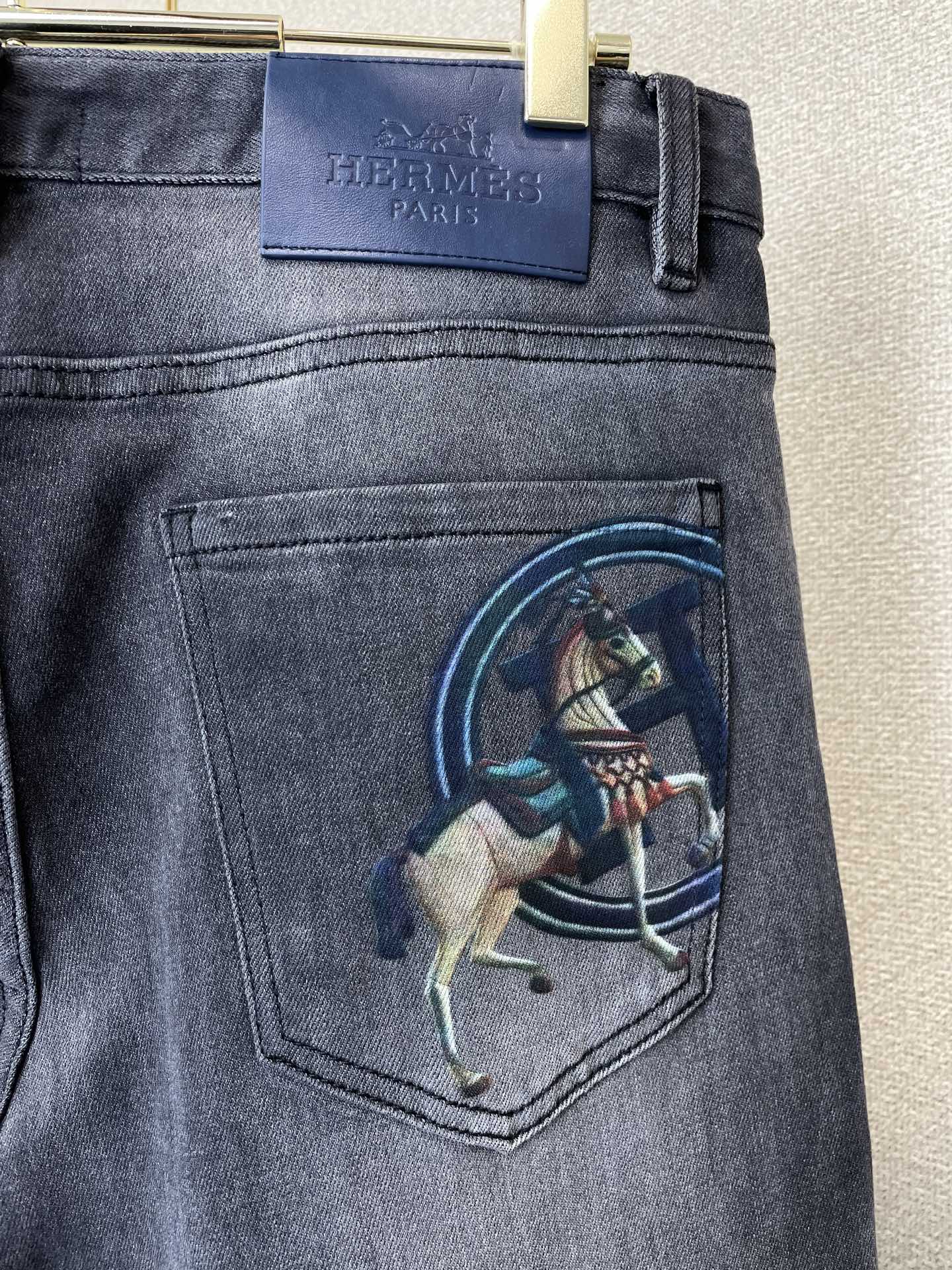 Hermès爱马仕💥砸锅卖铁都要上的新款新款休闲牛仔裤👖高端版本 专柜定制面料 透气舒适度高，细节无可挑剔，品牌元素设计