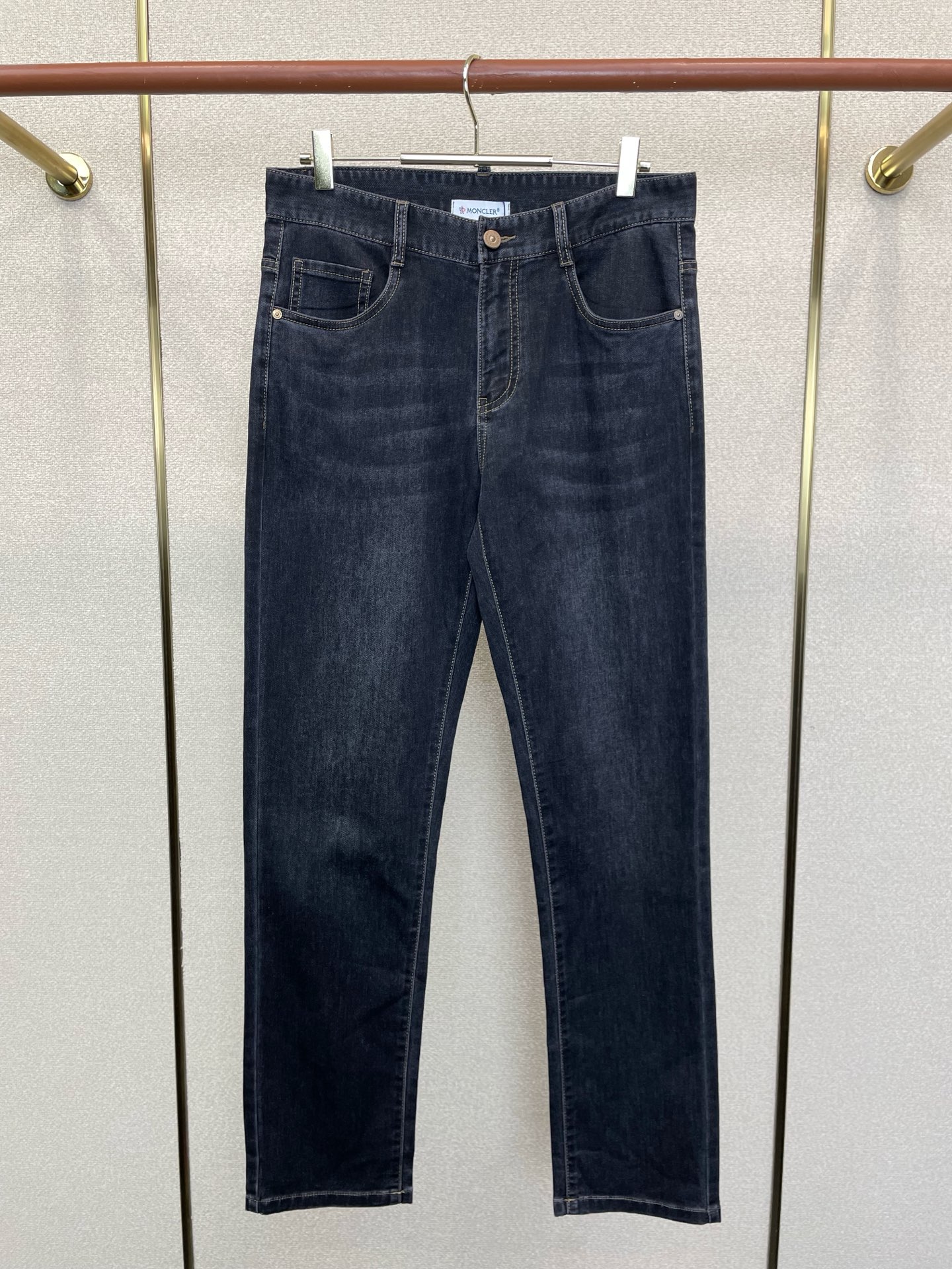 Moncler蒙口💥独家专供新款休闲牛仔裤👖高端版本 专柜定制面料 透气舒适度高，细节无可挑剔，品牌元素设计理念，体现高