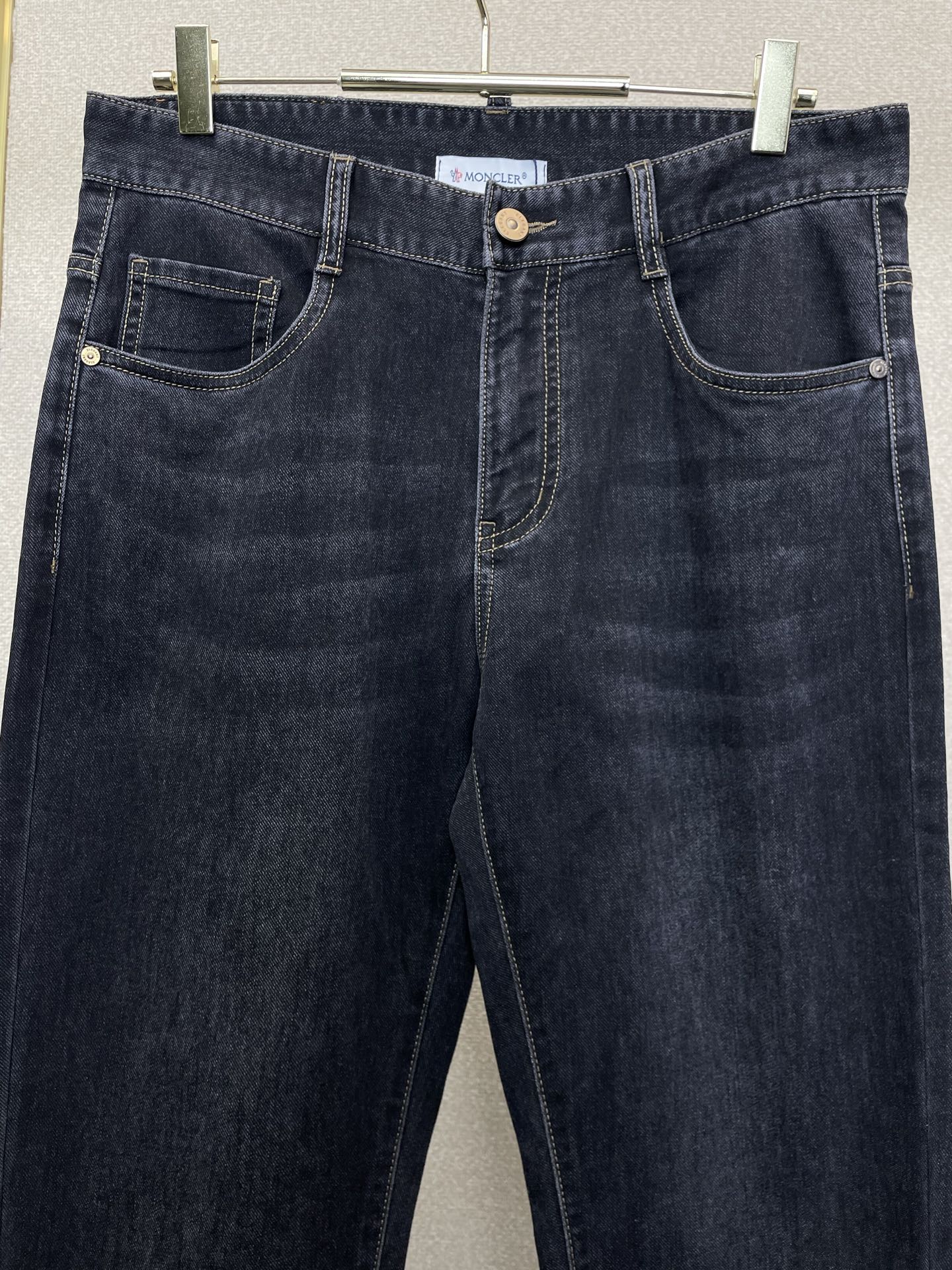 Moncler蒙口💥独家专供新款休闲牛仔裤👖高端版本 专柜定制面料 透气舒适度高，细节无可挑剔，品牌元素设计理念，体现高