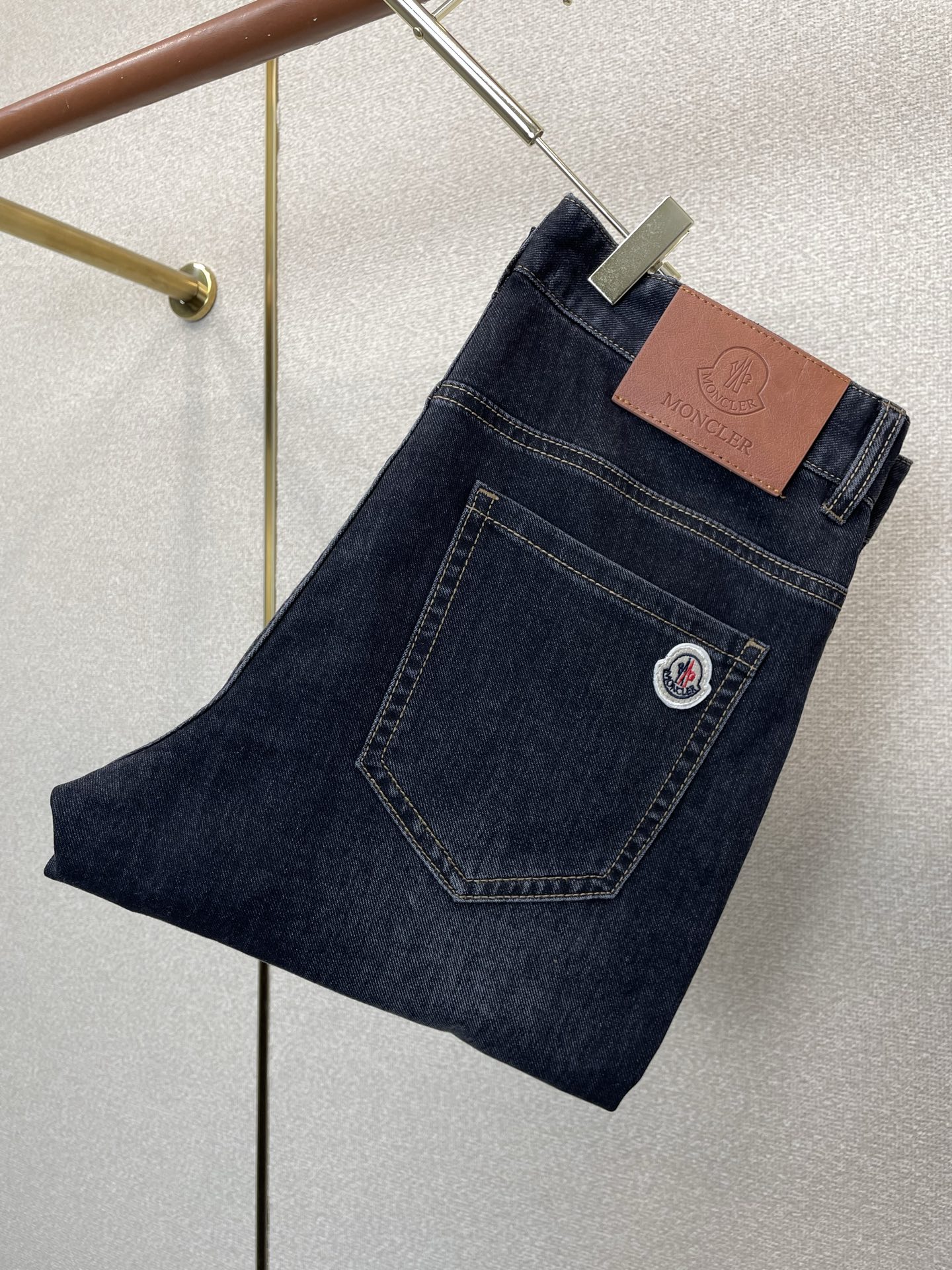 Moncler蒙口💥独家专供新款休闲牛仔裤👖高端版本 专柜定制面料 透气舒适度高，细节无可挑剔，品牌元素设计理念，体现高