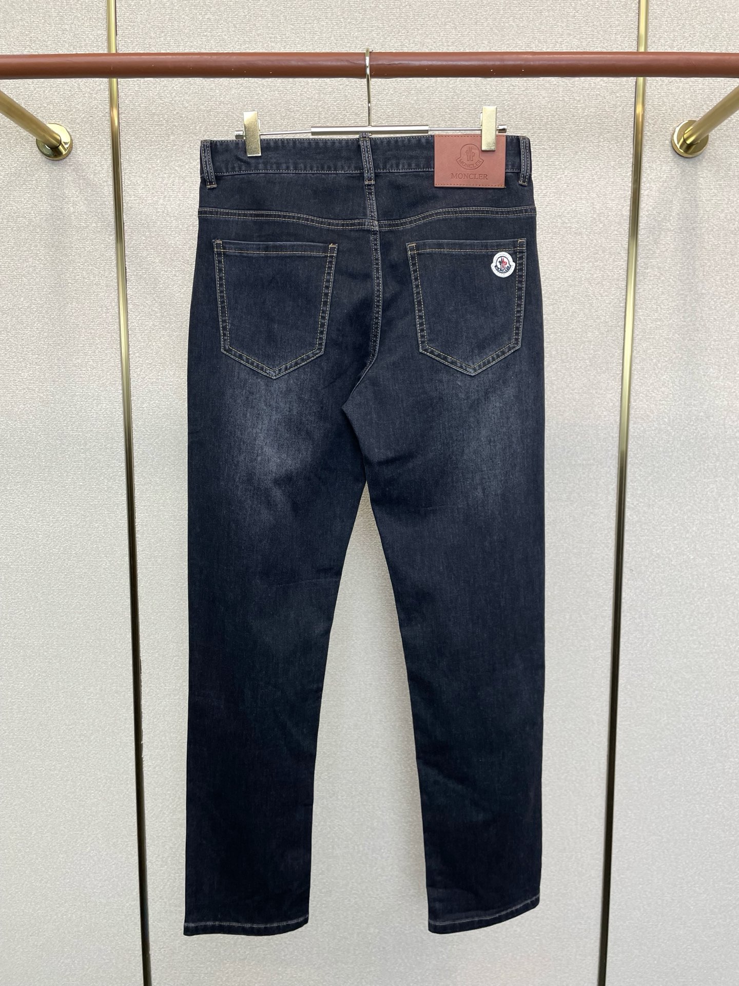 Moncler蒙口💥独家专供新款休闲牛仔裤👖高端版本 专柜定制面料 透气舒适度高，细节无可挑剔，品牌元素设计理念，体现高