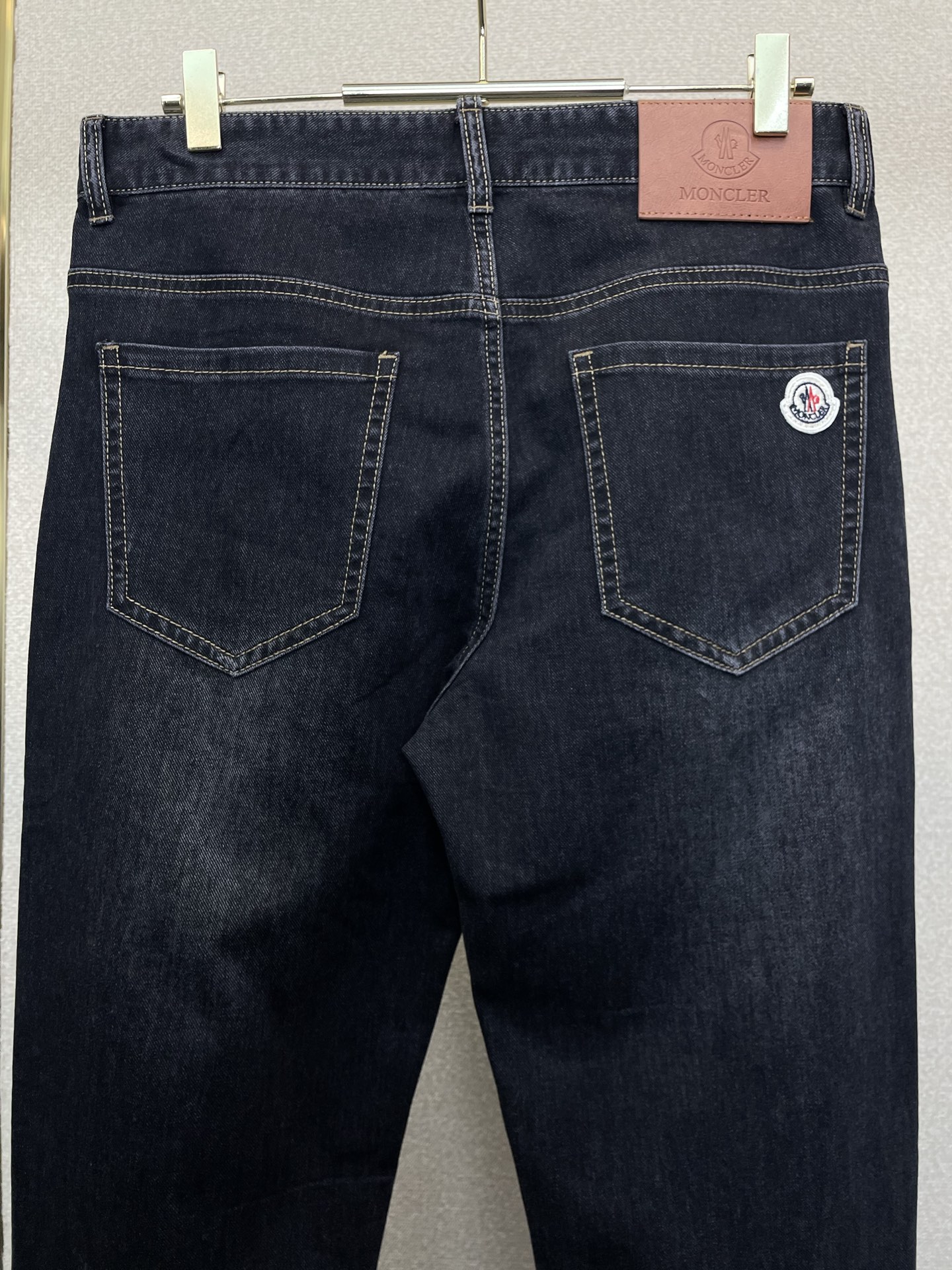Moncler蒙口💥独家专供新款休闲牛仔裤👖高端版本 专柜定制面料 透气舒适度高，细节无可挑剔，品牌元素设计理念，体现高