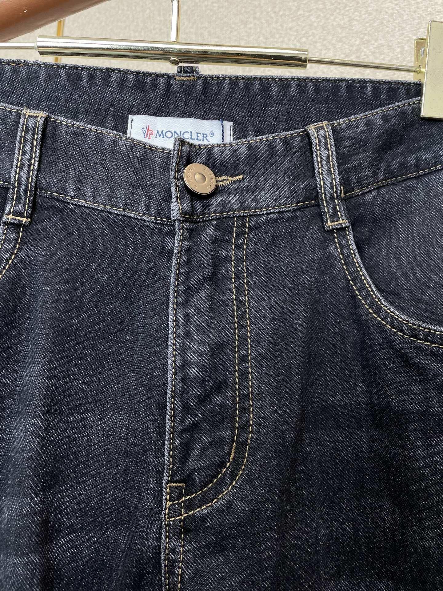 Moncler蒙口💥独家专供新款休闲牛仔裤👖高端版本 专柜定制面料 透气舒适度高，细节无可挑剔，品牌元素设计理念，体现高