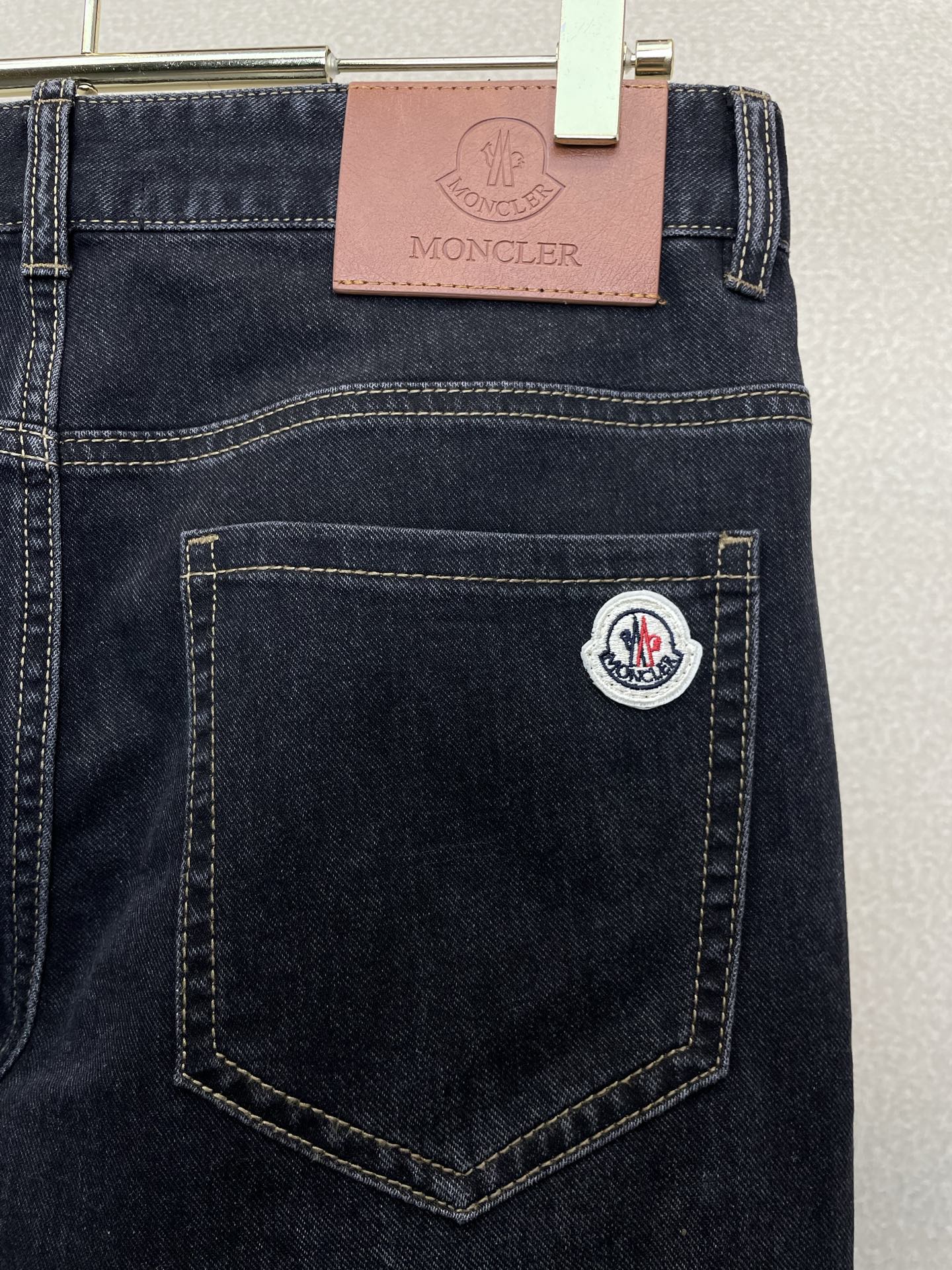 Moncler蒙口💥独家专供新款休闲牛仔裤👖高端版本 专柜定制面料 透气舒适度高，细节无可挑剔，品牌元素设计理念，体现高