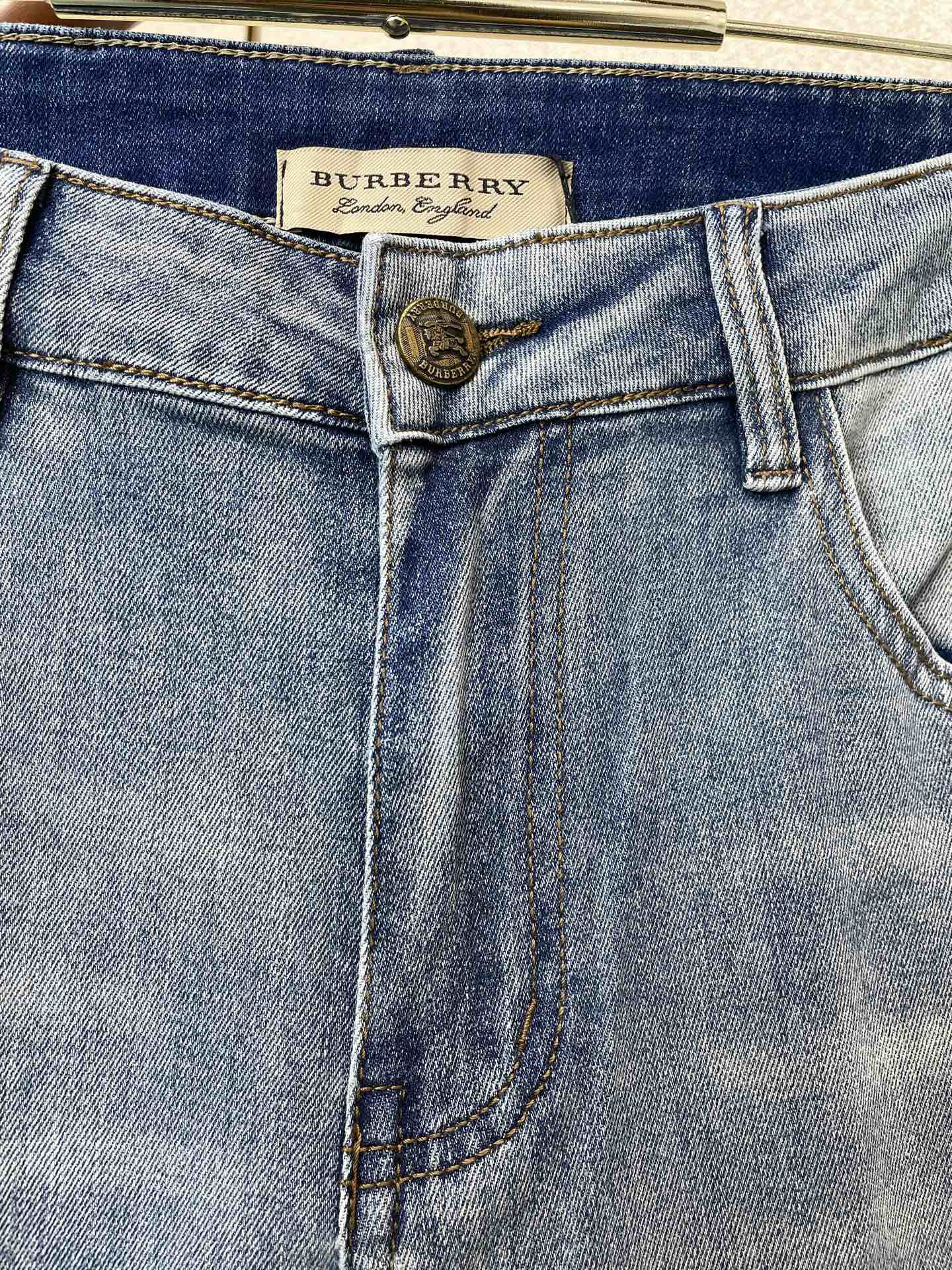 Burberry巴宝莉💥砸锅卖铁都要上的新款新款休闲牛仔裤👖高端版本 专柜定制面料 透气舒适度高，细节无可挑剔，品牌元素