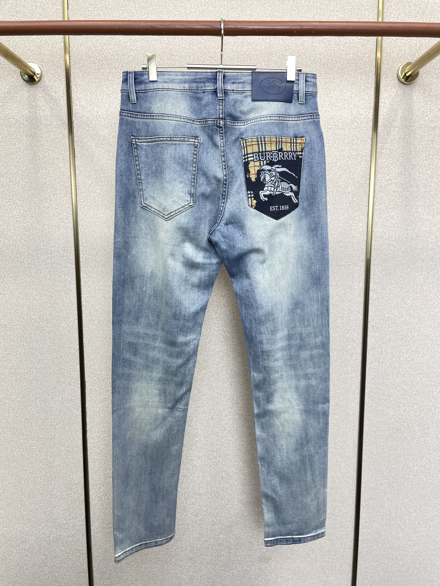 Burberry巴宝莉💥砸锅卖铁都要上的新款新款休闲牛仔裤👖高端版本 专柜定制面料 透气舒适度高，细节无可挑剔，品牌元素