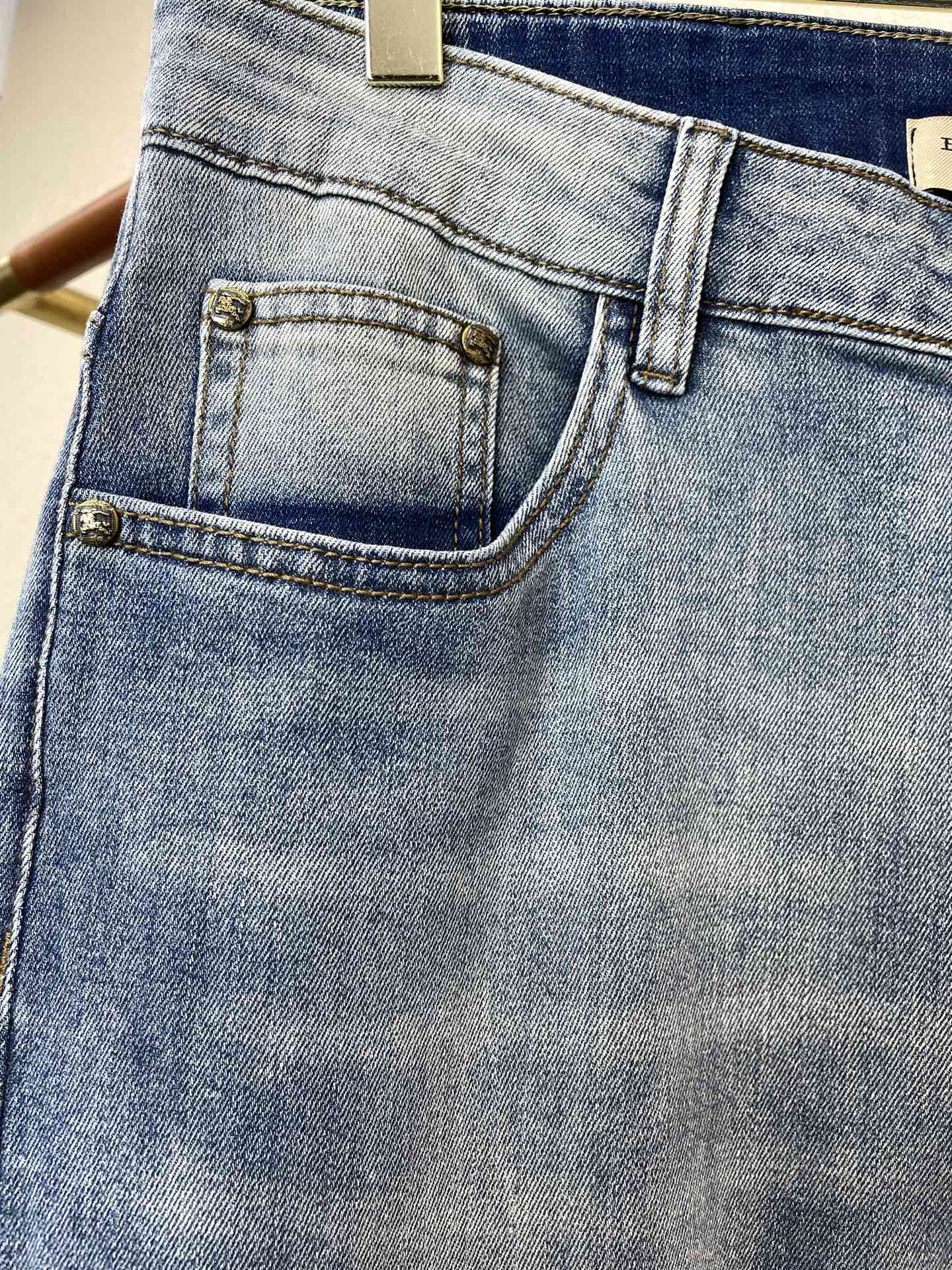 Burberry巴宝莉💥砸锅卖铁都要上的新款新款休闲牛仔裤👖高端版本 专柜定制面料 透气舒适度高，细节无可挑剔，品牌元素