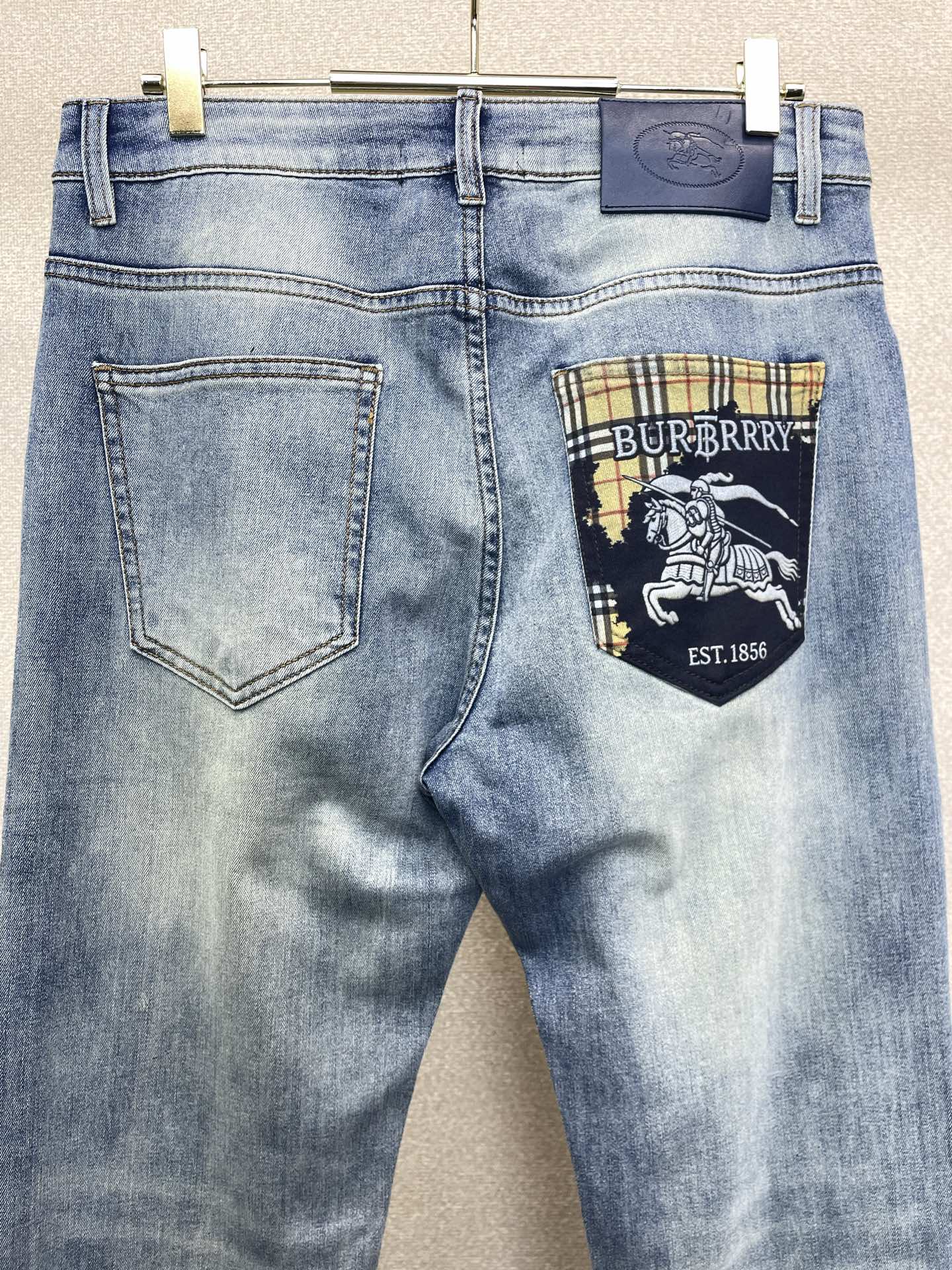 Burberry巴宝莉💥砸锅卖铁都要上的新款新款休闲牛仔裤👖高端版本 专柜定制面料 透气舒适度高，细节无可挑剔，品牌元素