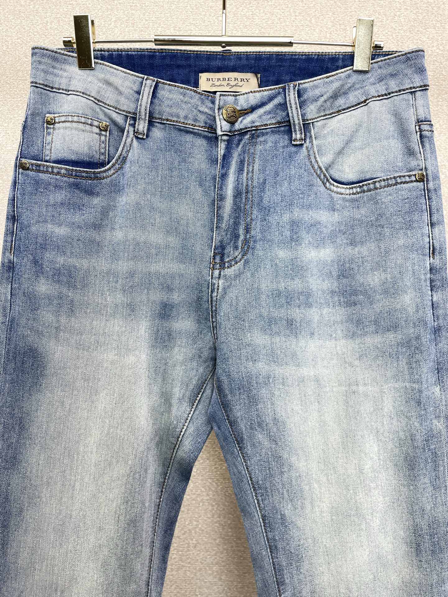 Burberry巴宝莉💥砸锅卖铁都要上的新款新款休闲牛仔裤👖高端版本 专柜定制面料 透气舒适度高，细节无可挑剔，品牌元素