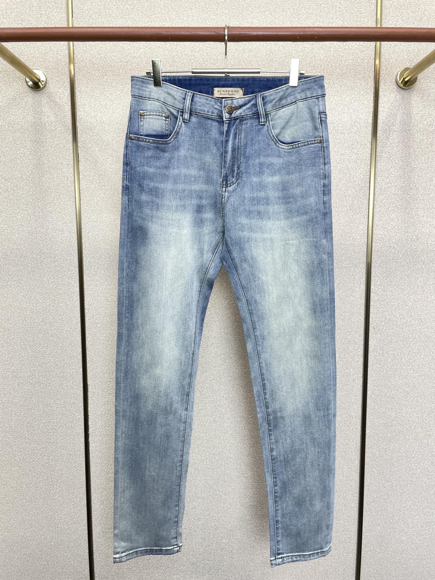 Burberry巴宝莉💥砸锅卖铁都要上的新款新款休闲牛仔裤👖高端版本 专柜定制面料 透气舒适度高，细节无可挑剔，品牌元素