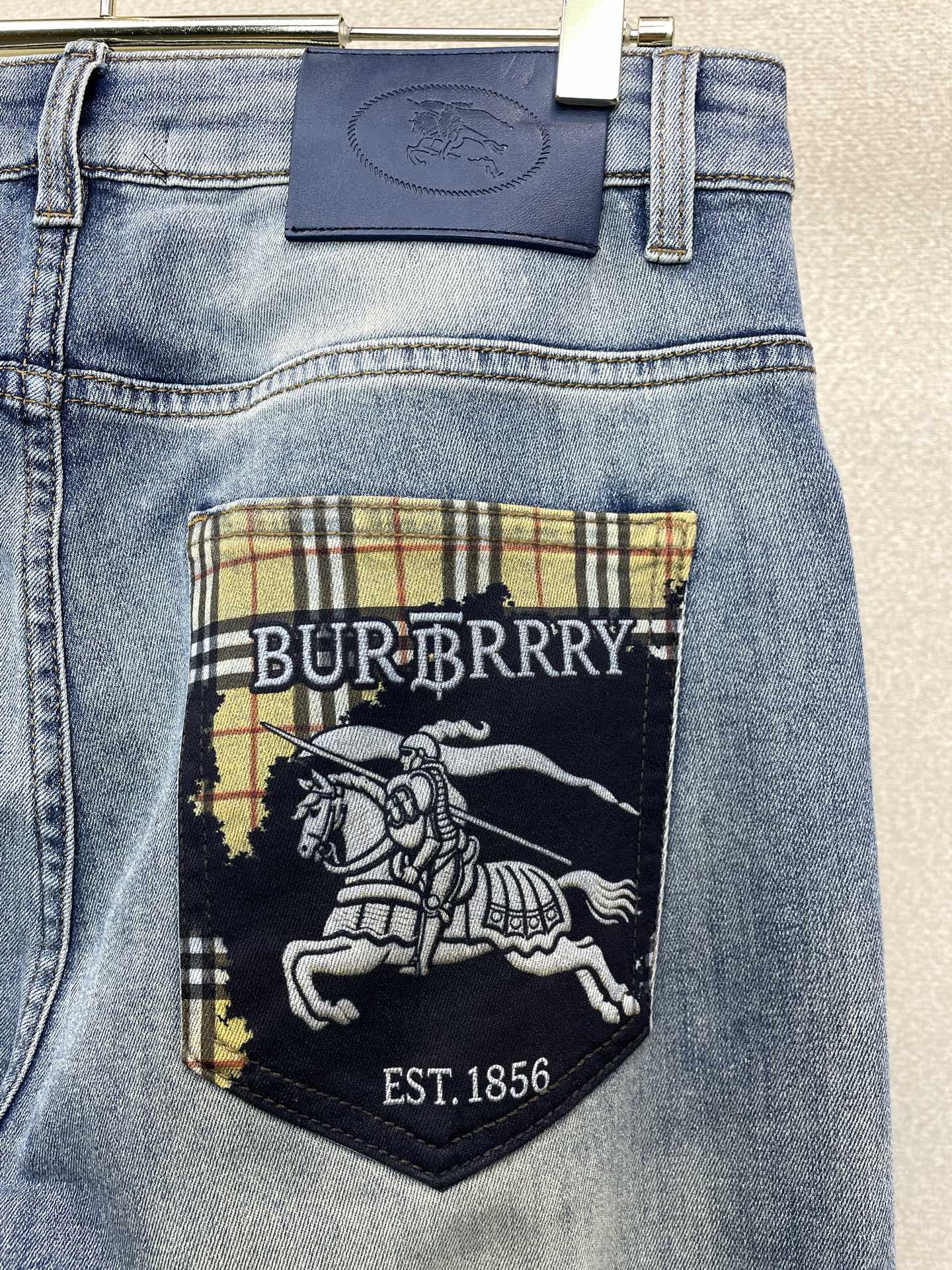 Burberry巴宝莉💥砸锅卖铁都要上的新款新款休闲牛仔裤👖高端版本 专柜定制面料 透气舒适度高，细节无可挑剔，品牌元素
