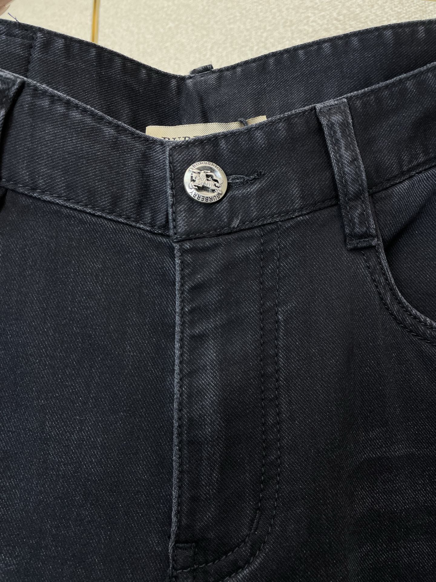 Burberry巴宝莉💥砸锅卖铁都要上的新款新款休闲牛仔裤👖高端版本 专柜定制面料 透气舒适度高，细节无可挑剔，品牌元素