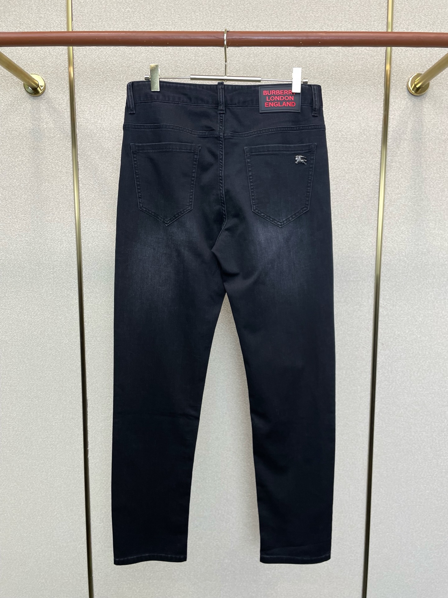Burberry巴宝莉💥砸锅卖铁都要上的新款新款休闲牛仔裤👖高端版本 专柜定制面料 透气舒适度高，细节无可挑剔，品牌元素