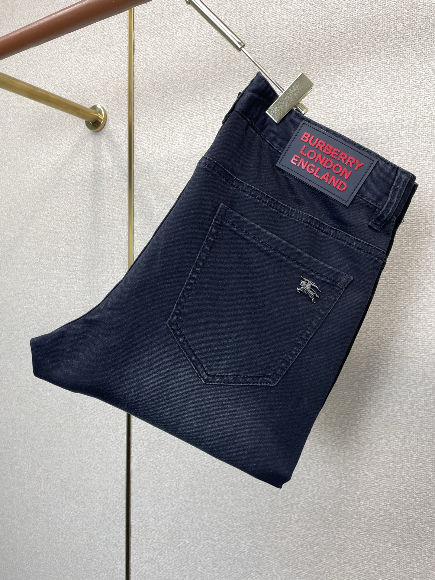NO:958081,.Burberry exclusively provides high-end versions of new casual jeans. Customized fabrics at the counter. Highly breathable and comfortable, with impeccable details. The brand element design concept embodies high quality. It feels delicate and soft!  It presents a casual cut and the upper body shape is awesome!  Code number 29-38,,burberry,burberry,jeans,19860909.Burberry巴宝莉独家专供新款休闲牛仔裤高端版本 专柜定制面料 透气舒适度高,细节无可挑剔,品牌元素设计理念,体现高品质.手感细腻柔软！呈现休闲裁剪,上身版型超赞！码数29-38,,burberry,burberry,jeans,,Men's clothing
