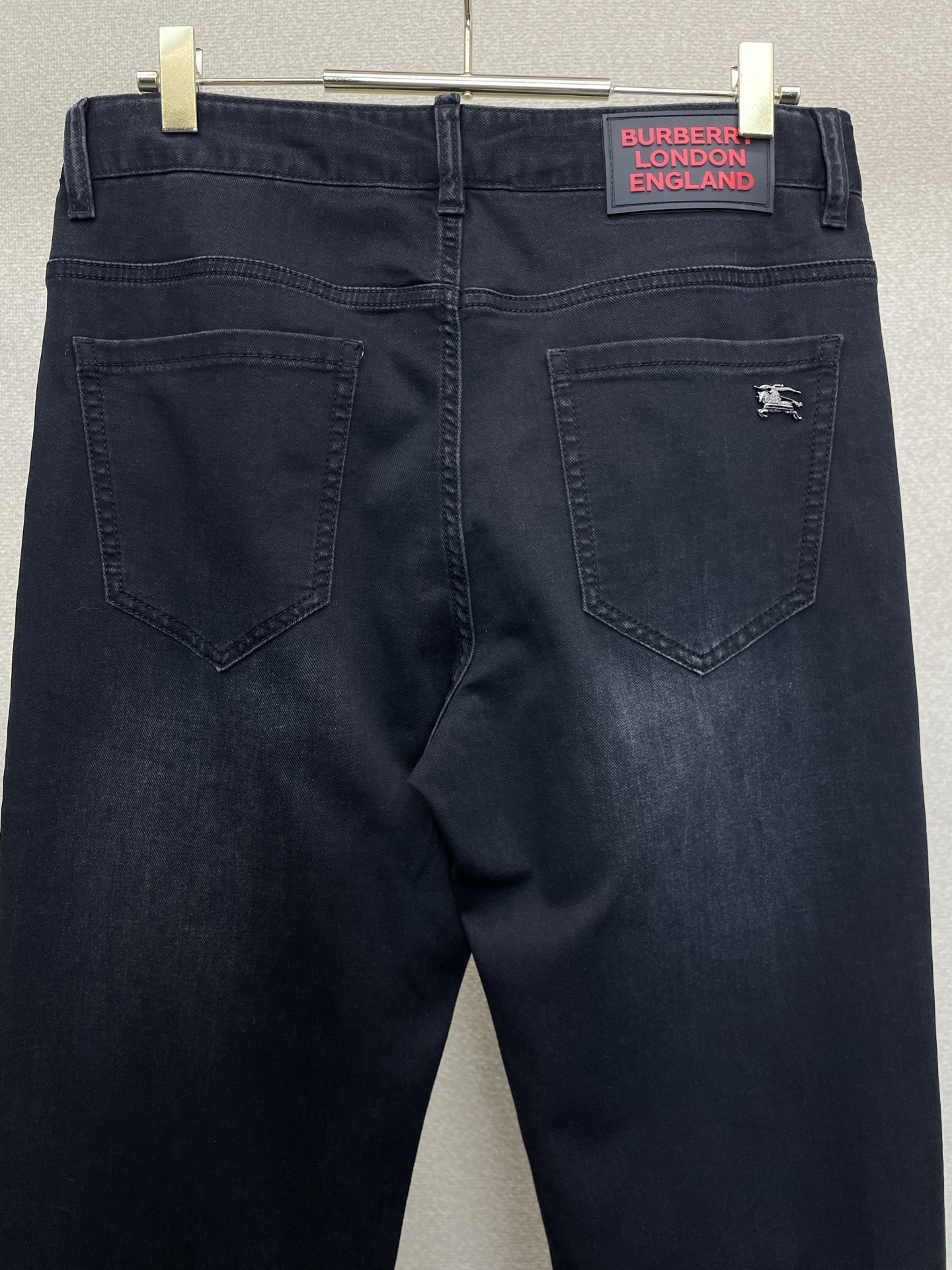 Burberry巴宝莉💥砸锅卖铁都要上的新款新款休闲牛仔裤👖高端版本 专柜定制面料 透气舒适度高，细节无可挑剔，品牌元素