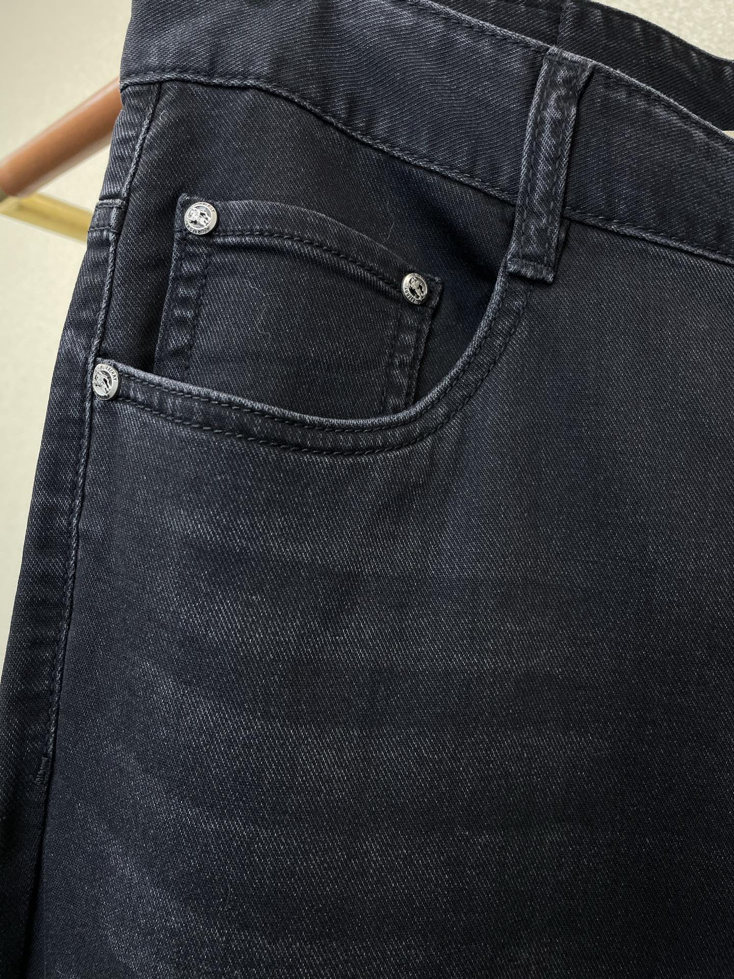 Burberry巴宝莉💥砸锅卖铁都要上的新款新款休闲牛仔裤👖高端版本 专柜定制面料 透气舒适度高，细节无可挑剔，品牌元素
