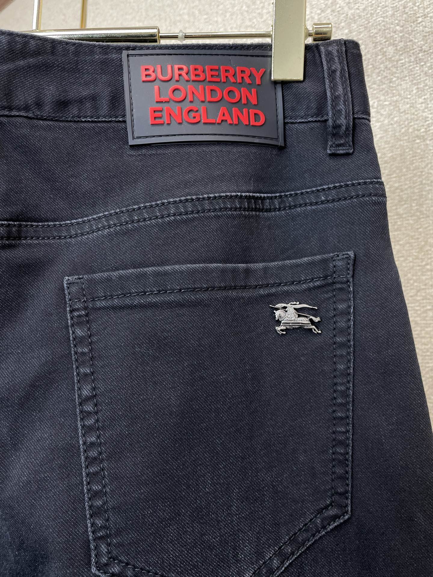Burberry巴宝莉💥砸锅卖铁都要上的新款新款休闲牛仔裤👖高端版本 专柜定制面料 透气舒适度高，细节无可挑剔，品牌元素